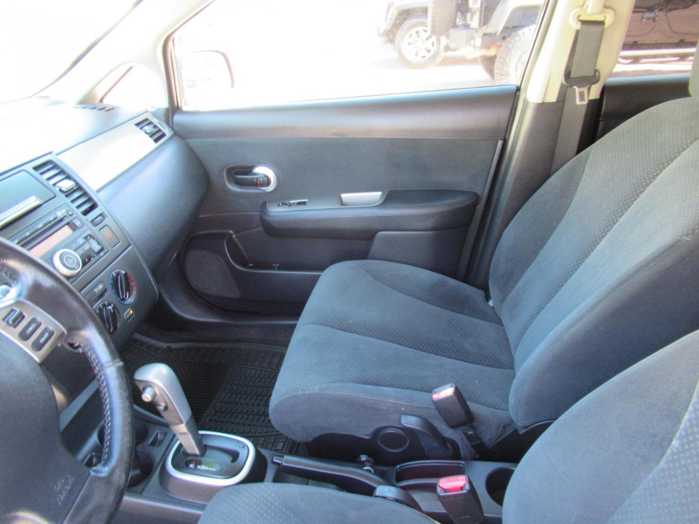 2012 Black /Black Nissan Versa 1.8 SL Hatchback (3N1BC1CP0CK) with an 1.8L L4 DOHC 16V engine, Continuously Variable Transmission transmission, located at 1511 North Shepherd Dr., Houston, TX, 77008, (281) 657-1221, 29.798361, -95.412560 - 2012 NISSAN VERSA 1.8 S VIN: 3N1BC1CP0CK257268 3 N 1 B C 1 C P 0 C K 2 5 7 2 6 8 HATCHBACK 4 DR 1.8L I4 F DOHC 16V GASOLINE FRONT WHEEL DRIVE - Photo#4