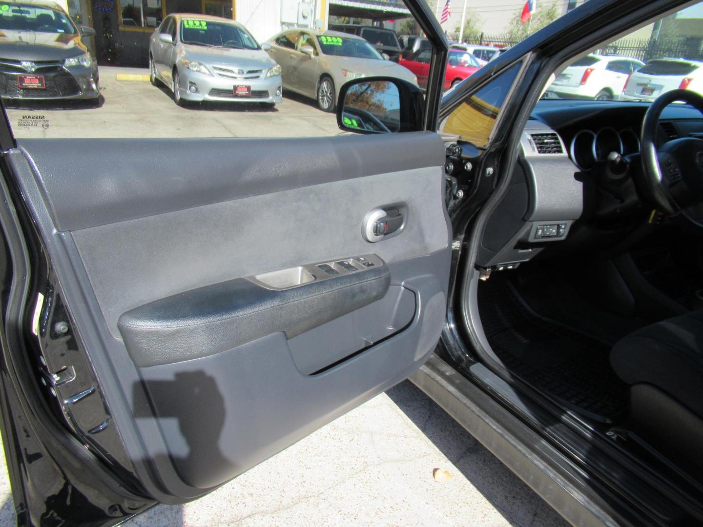 2012 Black /Black Nissan Versa 1.8 SL Hatchback (3N1BC1CP0CK) with an 1.8L L4 DOHC 16V engine, Continuously Variable Transmission transmission, located at 1511 North Shepherd Dr., Houston, TX, 77008, (281) 657-1221, 29.798361, -95.412560 - 2012 NISSAN VERSA 1.8 S VIN: 3N1BC1CP0CK257268 3 N 1 B C 1 C P 0 C K 2 5 7 2 6 8 HATCHBACK 4 DR 1.8L I4 F DOHC 16V GASOLINE FRONT WHEEL DRIVE - Photo#5