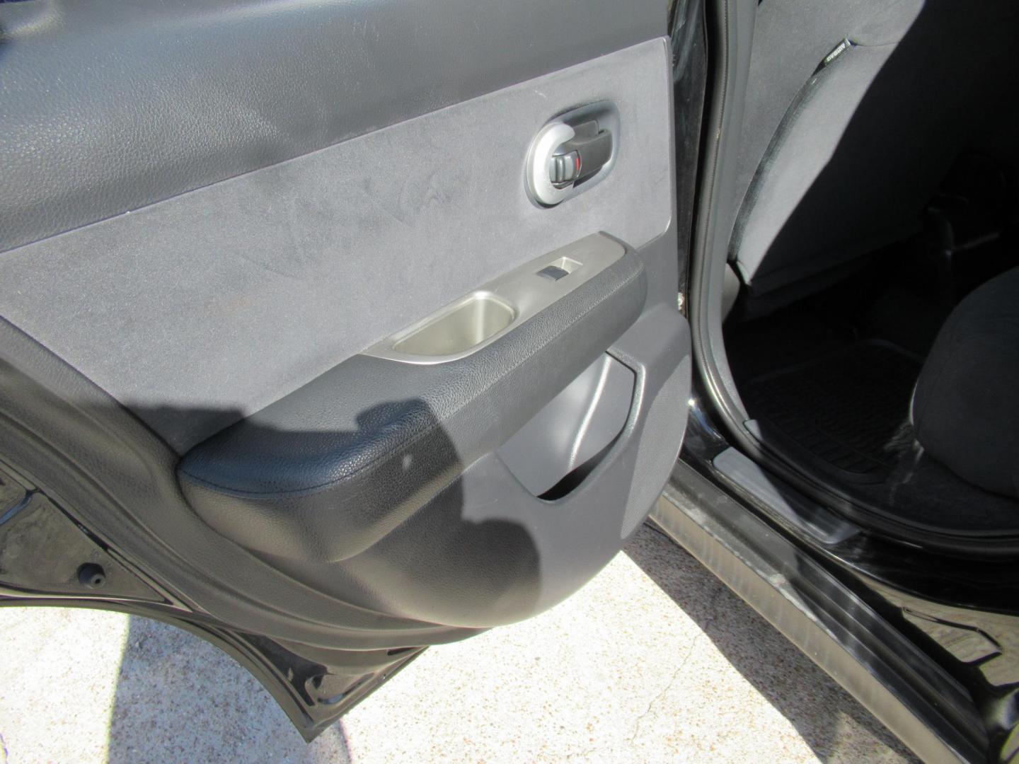 2012 Black /Black Nissan Versa 1.8 SL Hatchback (3N1BC1CP0CK) with an 1.8L L4 DOHC 16V engine, Continuously Variable Transmission transmission, located at 1511 North Shepherd Dr., Houston, TX, 77008, (281) 657-1221, 29.798361, -95.412560 - 2012 NISSAN VERSA 1.8 S VIN: 3N1BC1CP0CK257268 3 N 1 B C 1 C P 0 C K 2 5 7 2 6 8 HATCHBACK 4 DR 1.8L I4 F DOHC 16V GASOLINE FRONT WHEEL DRIVE - Photo#7