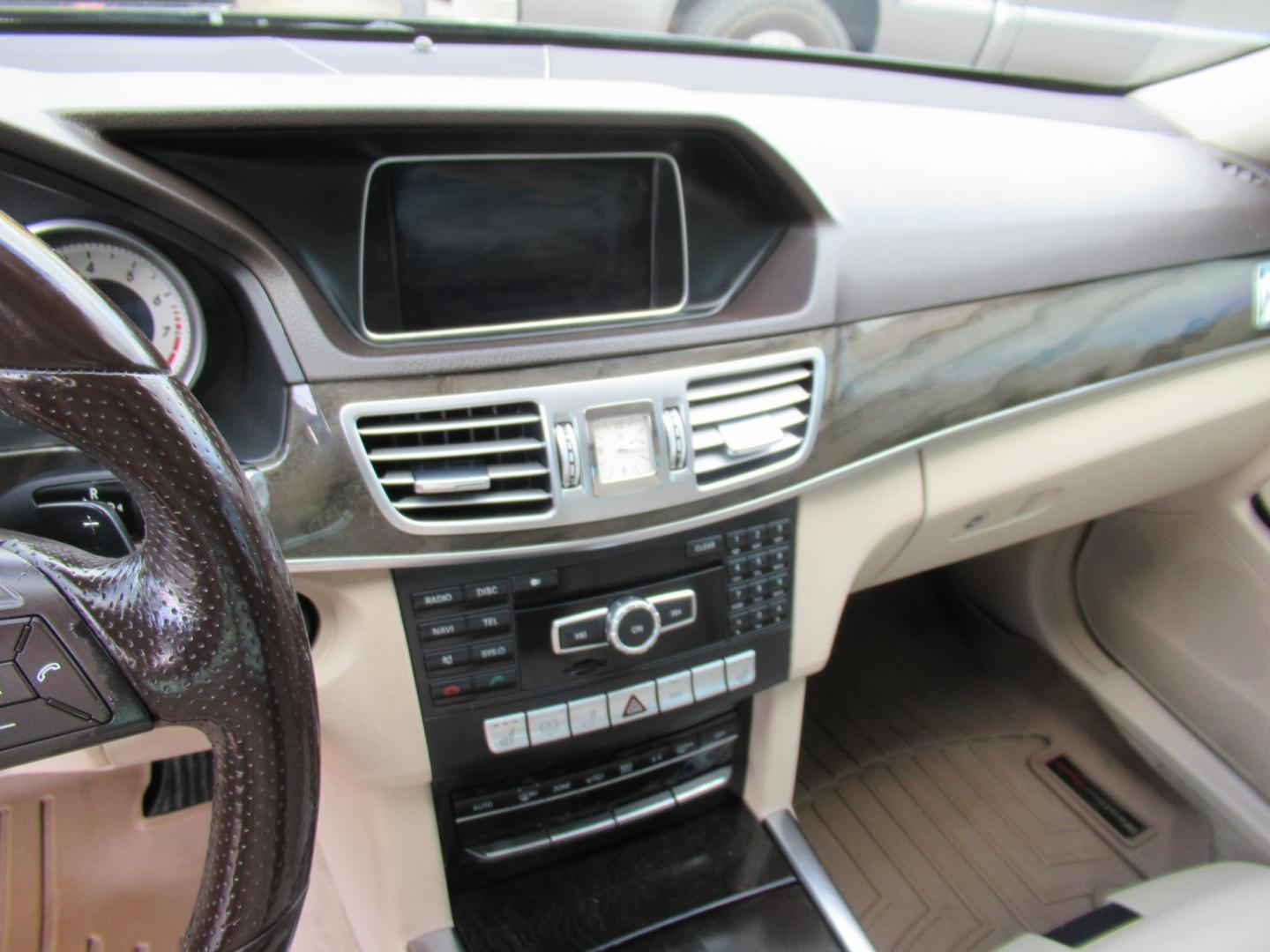 2014 Black /Gray Mercedes-Benz E-Class E350 4MATIC Sedan (WDDHF8JB4EA) with an 3.5L V6 DOHC 24V engine, 7-Speed Automatic transmission, located at 1511 North Shepherd Dr., Houston, TX, 77008, (281) 657-1221, 29.798361, -95.412560 - 2014 MERCEDES-BENZ E-CLASS E 350 SPORT 4MATIC VIN: WDDHF8JB4EA868946 W D D H F 8 J B 4 E A 8 6 8 9 4 6 SEDAN 4 DR 3.5L V6 F DOHC 24V GASOLINE ALL WHEEL DRIVE - Photo#4