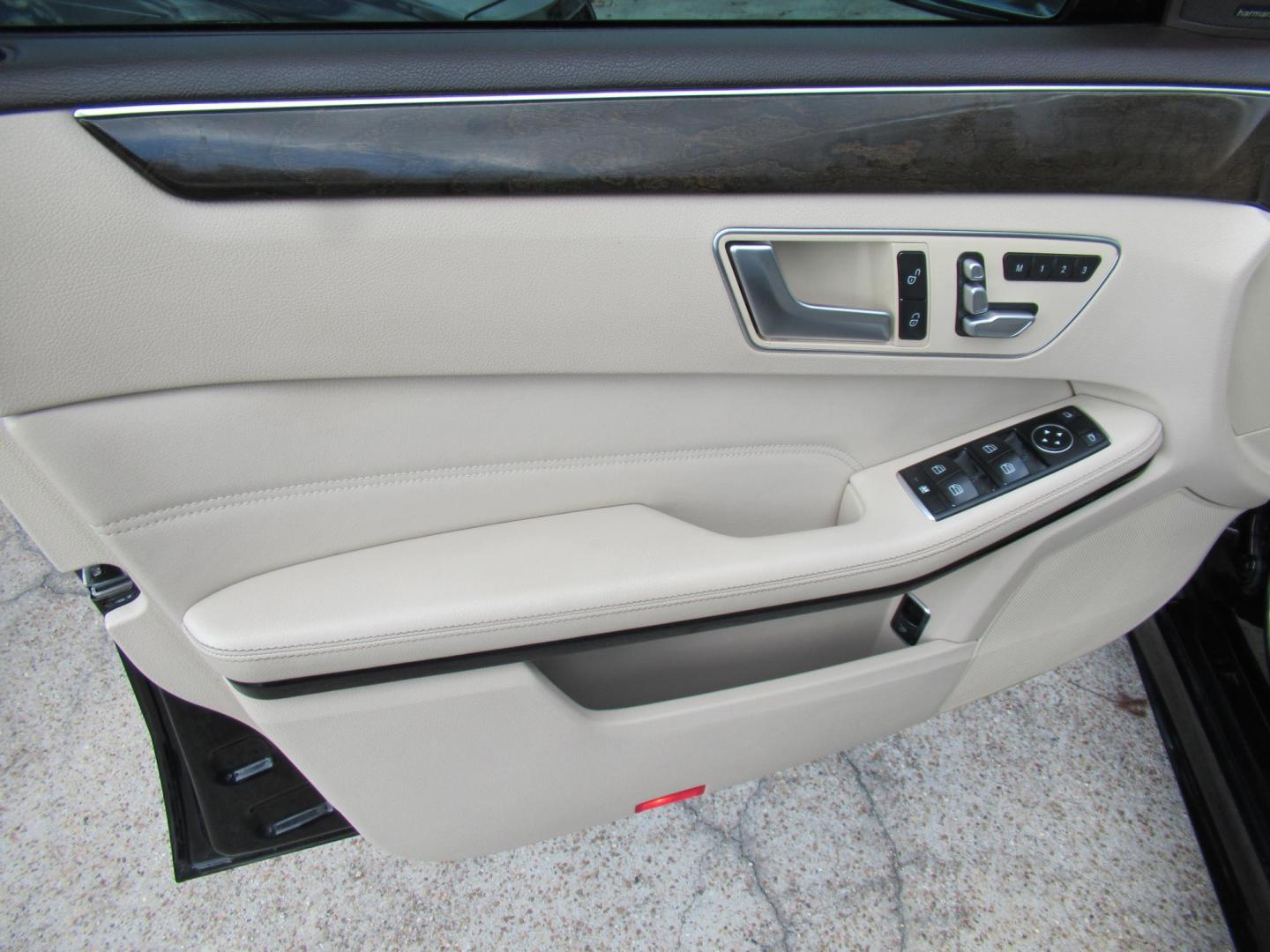 2014 Black /Gray Mercedes-Benz E-Class E350 4MATIC Sedan (WDDHF8JB4EA) with an 3.5L V6 DOHC 24V engine, 7-Speed Automatic transmission, located at 1511 North Shepherd Dr., Houston, TX, 77008, (281) 657-1221, 29.798361, -95.412560 - 2014 MERCEDES-BENZ E-CLASS E 350 SPORT 4MATIC VIN: WDDHF8JB4EA868946 W D D H F 8 J B 4 E A 8 6 8 9 4 6 SEDAN 4 DR 3.5L V6 F DOHC 24V GASOLINE ALL WHEEL DRIVE - Photo#5