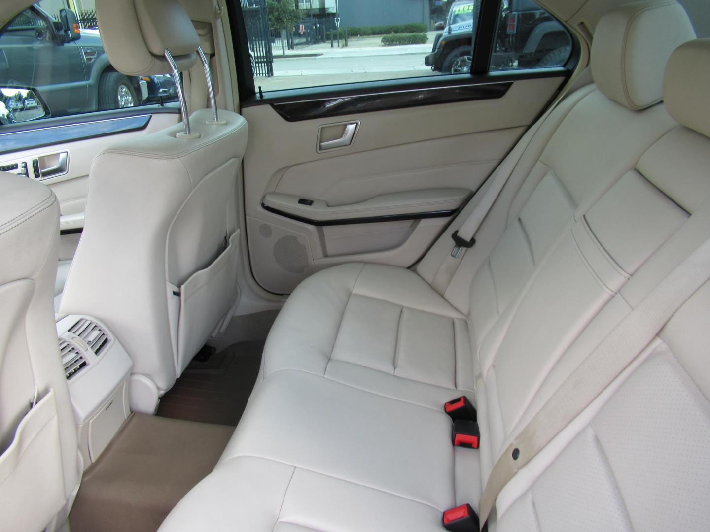 2014 Black /Gray Mercedes-Benz E-Class E350 4MATIC Sedan (WDDHF8JB4EA) with an 3.5L V6 DOHC 24V engine, 7-Speed Automatic transmission, located at 1511 North Shepherd Dr., Houston, TX, 77008, (281) 657-1221, 29.798361, -95.412560 - 2014 MERCEDES-BENZ E-CLASS E 350 SPORT 4MATIC VIN: WDDHF8JB4EA868946 W D D H F 8 J B 4 E A 8 6 8 9 4 6 SEDAN 4 DR 3.5L V6 F DOHC 24V GASOLINE ALL WHEEL DRIVE - Photo#7