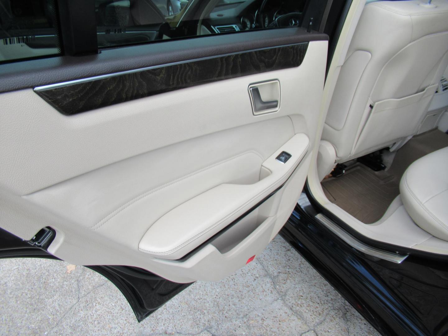 2014 Black /Gray Mercedes-Benz E-Class E350 4MATIC Sedan (WDDHF8JB4EA) with an 3.5L V6 DOHC 24V engine, 7-Speed Automatic transmission, located at 1511 North Shepherd Dr., Houston, TX, 77008, (281) 657-1221, 29.798361, -95.412560 - 2014 MERCEDES-BENZ E-CLASS E 350 SPORT 4MATIC VIN: WDDHF8JB4EA868946 W D D H F 8 J B 4 E A 8 6 8 9 4 6 SEDAN 4 DR 3.5L V6 F DOHC 24V GASOLINE ALL WHEEL DRIVE - Photo#8