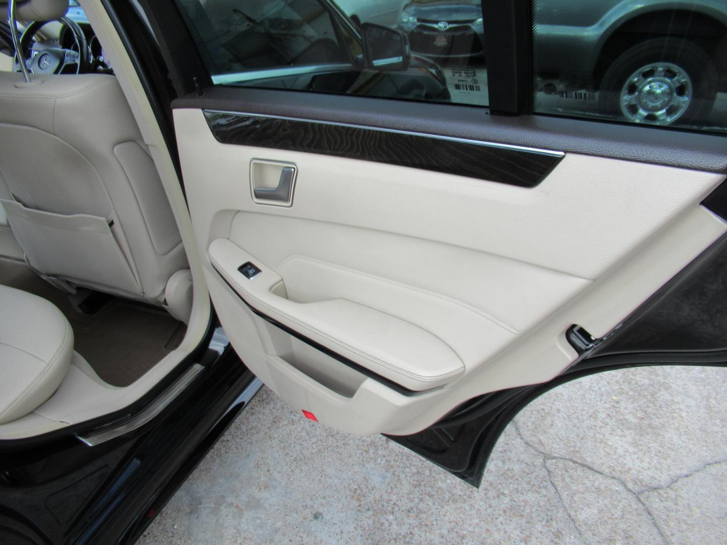 2014 Black /Gray Mercedes-Benz E-Class E350 4MATIC Sedan (WDDHF8JB4EA) with an 3.5L V6 DOHC 24V engine, 7-Speed Automatic transmission, located at 1511 North Shepherd Dr., Houston, TX, 77008, (281) 657-1221, 29.798361, -95.412560 - 2014 MERCEDES-BENZ E-CLASS E 350 SPORT 4MATIC VIN: WDDHF8JB4EA868946 W D D H F 8 J B 4 E A 8 6 8 9 4 6 SEDAN 4 DR 3.5L V6 F DOHC 24V GASOLINE ALL WHEEL DRIVE - Photo#11