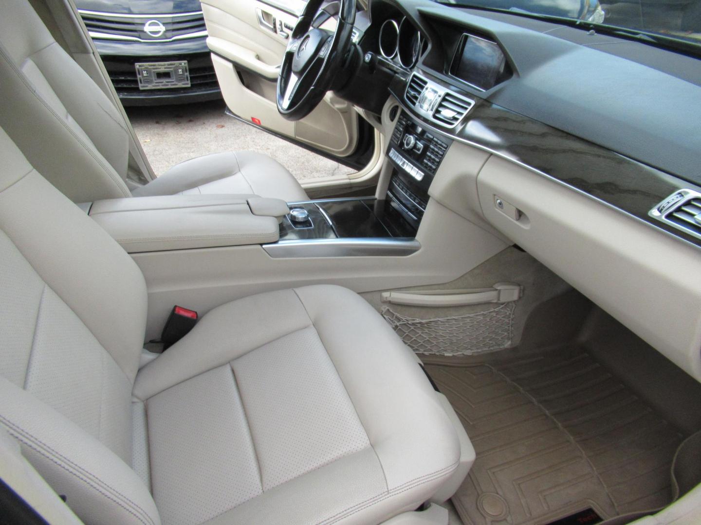 2014 Black /Gray Mercedes-Benz E-Class E350 4MATIC Sedan (WDDHF8JB4EA) with an 3.5L V6 DOHC 24V engine, 7-Speed Automatic transmission, located at 1511 North Shepherd Dr., Houston, TX, 77008, (281) 657-1221, 29.798361, -95.412560 - 2014 MERCEDES-BENZ E-CLASS E 350 SPORT 4MATIC VIN: WDDHF8JB4EA868946 W D D H F 8 J B 4 E A 8 6 8 9 4 6 SEDAN 4 DR 3.5L V6 F DOHC 24V GASOLINE ALL WHEEL DRIVE- Photo#12