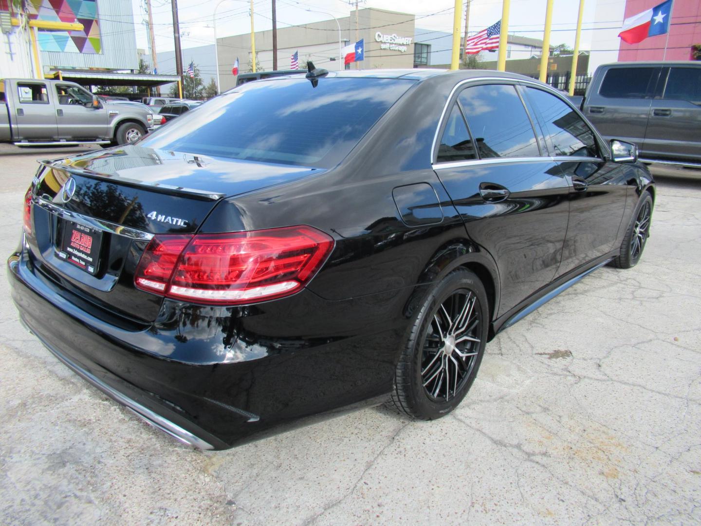 2014 Black /Gray Mercedes-Benz E-Class E350 4MATIC Sedan (WDDHF8JB4EA) with an 3.5L V6 DOHC 24V engine, 7-Speed Automatic transmission, located at 1511 North Shepherd Dr., Houston, TX, 77008, (281) 657-1221, 29.798361, -95.412560 - 2014 MERCEDES-BENZ E-CLASS E 350 SPORT 4MATIC VIN: WDDHF8JB4EA868946 W D D H F 8 J B 4 E A 8 6 8 9 4 6 SEDAN 4 DR 3.5L V6 F DOHC 24V GASOLINE ALL WHEEL DRIVE - Photo#20