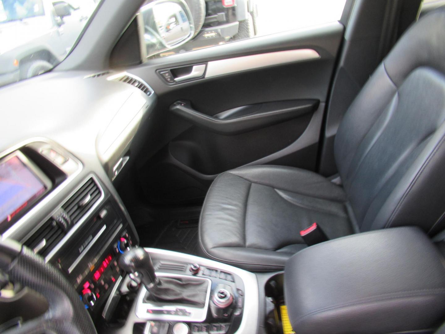 2012 Gray /Black Audi Q5 3.2 quattro Premium (WA1DKAFP8CA) with an 3.2L V6 DOHC 24V engine, 6-Speed Automatic transmission, located at 1511 North Shepherd Dr., Houston, TX, 77008, (281) 657-1221, 29.798361, -95.412560 - 2012 AUDI Q5 3.2 QUATTRO PREMIUM PLUS VIN: WA1DKAFP8CA121387 W A 1 D K A F P 8 C A 1 2 1 3 8 7 4 DOOR WAGON/SPORT UTILITY 3.2L V6 F DOHC 24V GASOLINE ALL WHEEL DRIVE - Photo#4