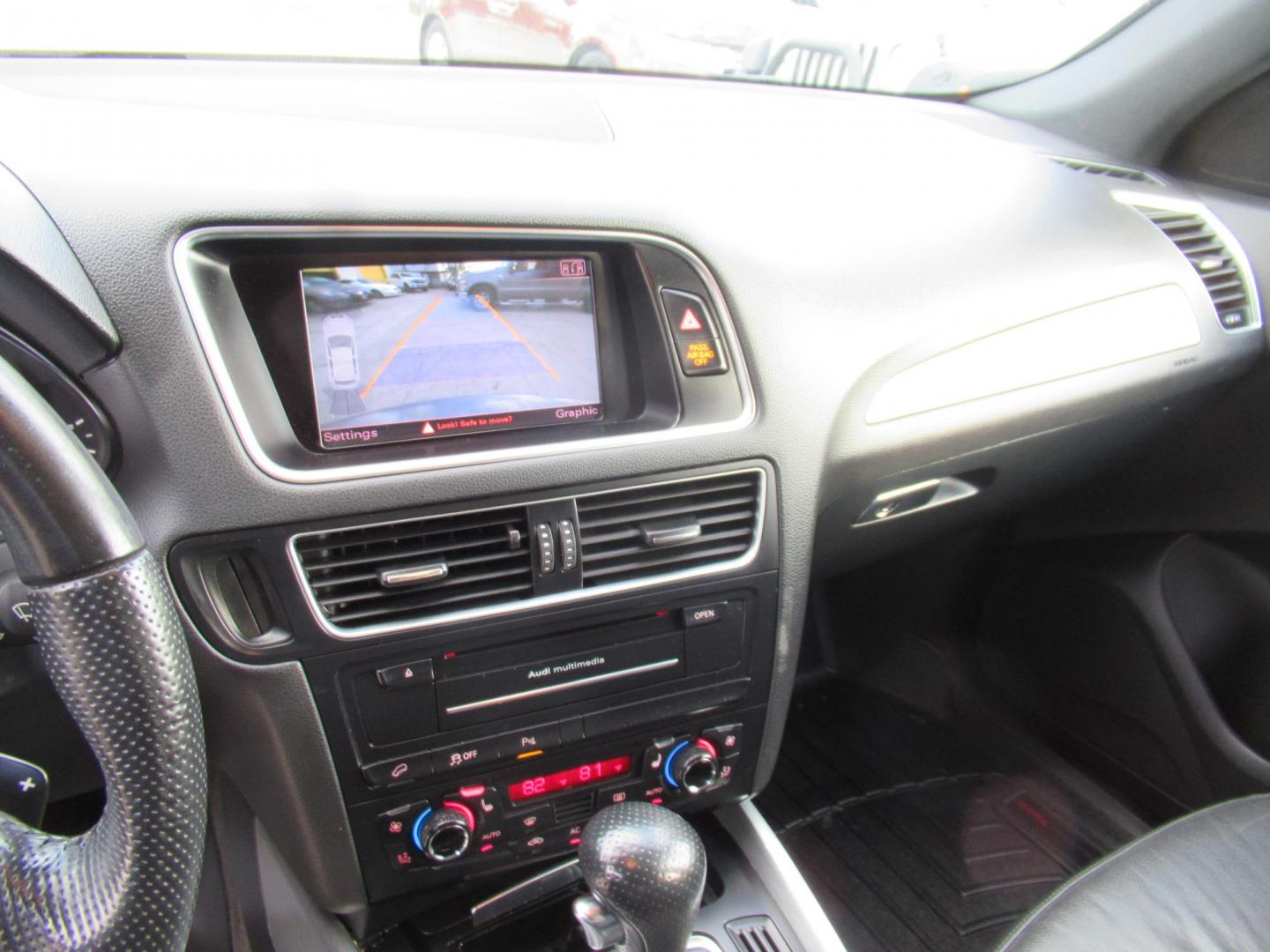 2012 Gray /Black Audi Q5 3.2 quattro Premium (WA1DKAFP8CA) with an 3.2L V6 DOHC 24V engine, 6-Speed Automatic transmission, located at 1511 North Shepherd Dr., Houston, TX, 77008, (281) 657-1221, 29.798361, -95.412560 - 2012 AUDI Q5 3.2 QUATTRO PREMIUM PLUS VIN: WA1DKAFP8CA121387 W A 1 D K A F P 8 C A 1 2 1 3 8 7 4 DOOR WAGON/SPORT UTILITY 3.2L V6 F DOHC 24V GASOLINE ALL WHEEL DRIVE - Photo#6