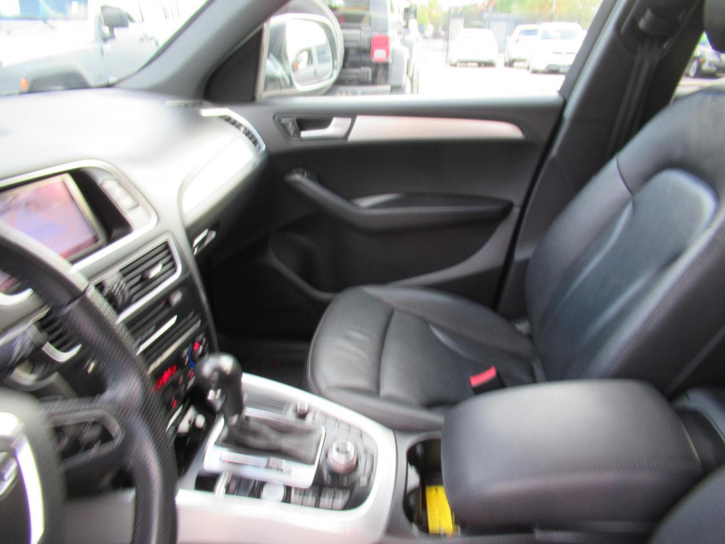 2012 Gray /Black Audi Q5 3.2 quattro Premium (WA1DKAFP8CA) with an 3.2L V6 DOHC 24V engine, 6-Speed Automatic transmission, located at 1511 North Shepherd Dr., Houston, TX, 77008, (281) 657-1221, 29.798361, -95.412560 - 2012 AUDI Q5 3.2 QUATTRO PREMIUM PLUS VIN: WA1DKAFP8CA121387 W A 1 D K A F P 8 C A 1 2 1 3 8 7 4 DOOR WAGON/SPORT UTILITY 3.2L V6 F DOHC 24V GASOLINE ALL WHEEL DRIVE - Photo#7