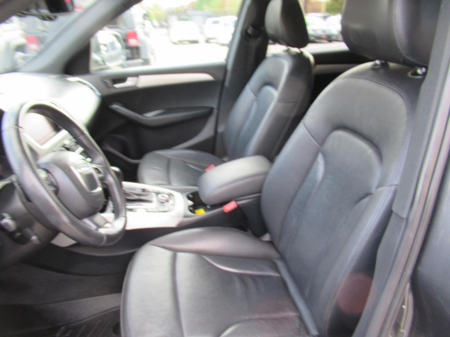 2012 Gray /Black Audi Q5 3.2 quattro Premium (WA1DKAFP8CA) with an 3.2L V6 DOHC 24V engine, 6-Speed Automatic transmission, located at 1511 North Shepherd Dr., Houston, TX, 77008, (281) 657-1221, 29.798361, -95.412560 - 2012 AUDI Q5 3.2 QUATTRO PREMIUM PLUS VIN: WA1DKAFP8CA121387 W A 1 D K A F P 8 C A 1 2 1 3 8 7 4 DOOR WAGON/SPORT UTILITY 3.2L V6 F DOHC 24V GASOLINE ALL WHEEL DRIVE - Photo#8