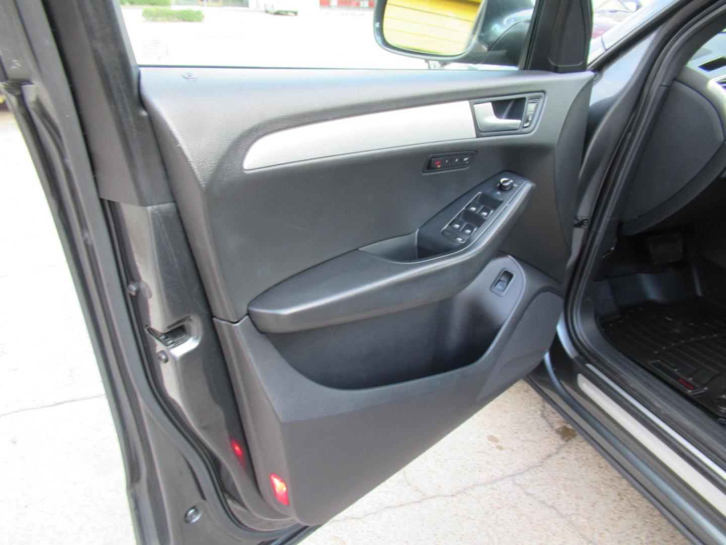 2012 Gray /Black Audi Q5 3.2 quattro Premium (WA1DKAFP8CA) with an 3.2L V6 DOHC 24V engine, 6-Speed Automatic transmission, located at 1511 North Shepherd Dr., Houston, TX, 77008, (281) 657-1221, 29.798361, -95.412560 - 2012 AUDI Q5 3.2 QUATTRO PREMIUM PLUS VIN: WA1DKAFP8CA121387 W A 1 D K A F P 8 C A 1 2 1 3 8 7 4 DOOR WAGON/SPORT UTILITY 3.2L V6 F DOHC 24V GASOLINE ALL WHEEL DRIVE - Photo#9