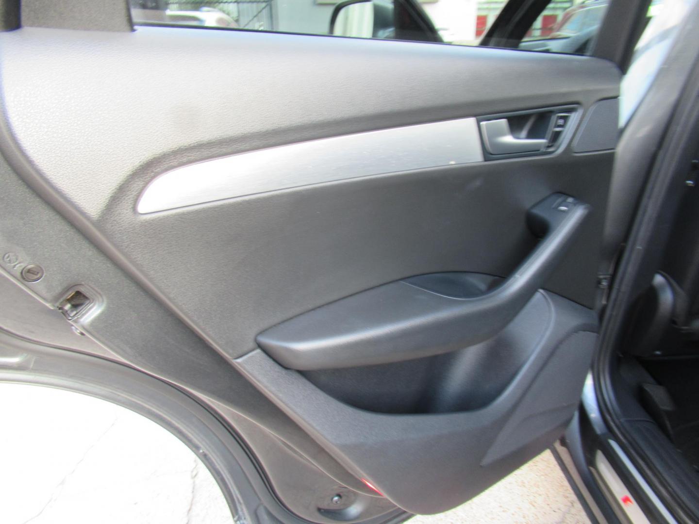 2012 Gray /Black Audi Q5 3.2 quattro Premium (WA1DKAFP8CA) with an 3.2L V6 DOHC 24V engine, 6-Speed Automatic transmission, located at 1511 North Shepherd Dr., Houston, TX, 77008, (281) 657-1221, 29.798361, -95.412560 - 2012 AUDI Q5 3.2 QUATTRO PREMIUM PLUS VIN: WA1DKAFP8CA121387 W A 1 D K A F P 8 C A 1 2 1 3 8 7 4 DOOR WAGON/SPORT UTILITY 3.2L V6 F DOHC 24V GASOLINE ALL WHEEL DRIVE - Photo#10