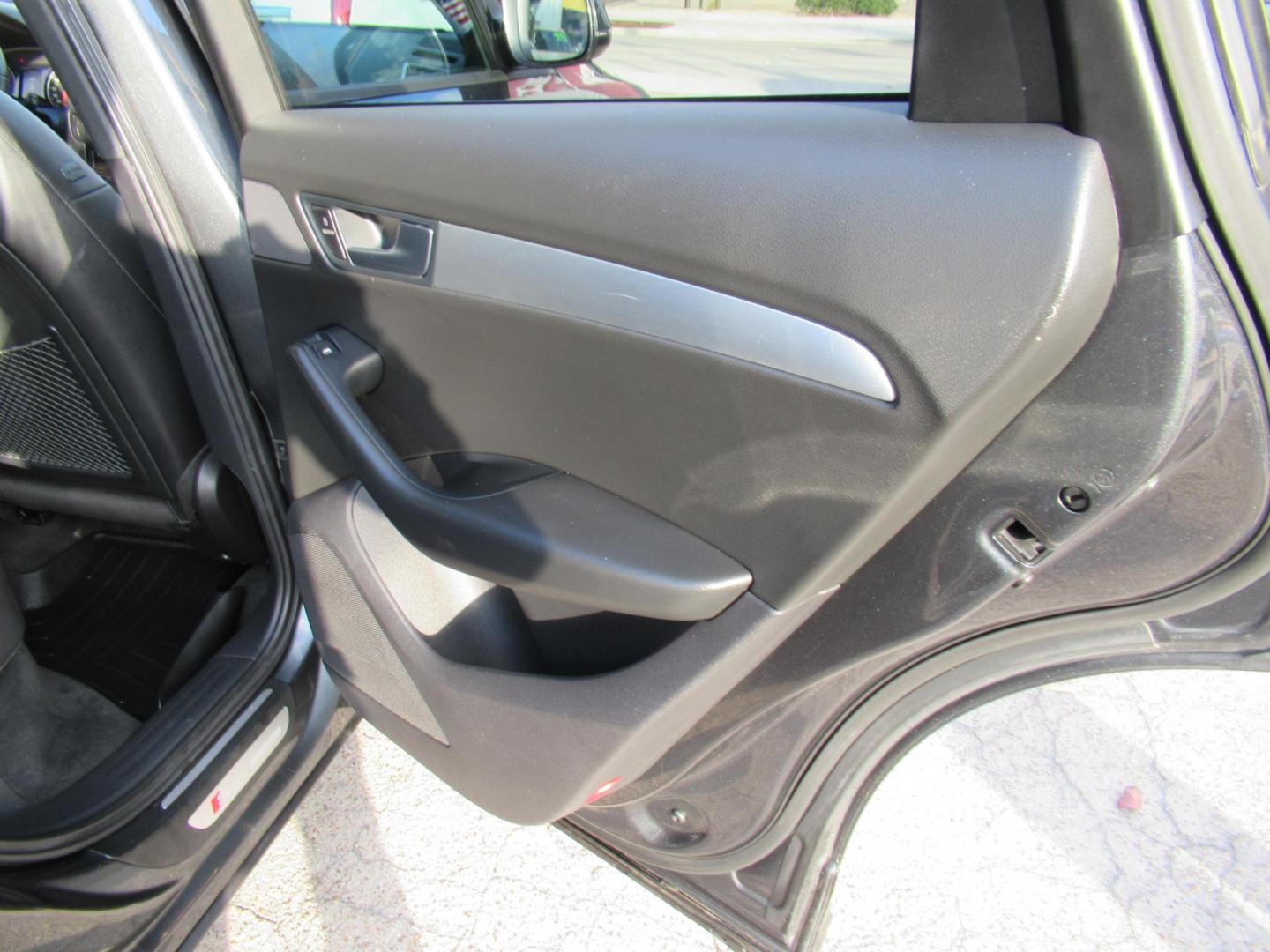 2012 Gray /Black Audi Q5 3.2 quattro Premium (WA1DKAFP8CA) with an 3.2L V6 DOHC 24V engine, 6-Speed Automatic transmission, located at 1511 North Shepherd Dr., Houston, TX, 77008, (281) 657-1221, 29.798361, -95.412560 - 2012 AUDI Q5 3.2 QUATTRO PREMIUM PLUS VIN: WA1DKAFP8CA121387 W A 1 D K A F P 8 C A 1 2 1 3 8 7 4 DOOR WAGON/SPORT UTILITY 3.2L V6 F DOHC 24V GASOLINE ALL WHEEL DRIVE - Photo#12