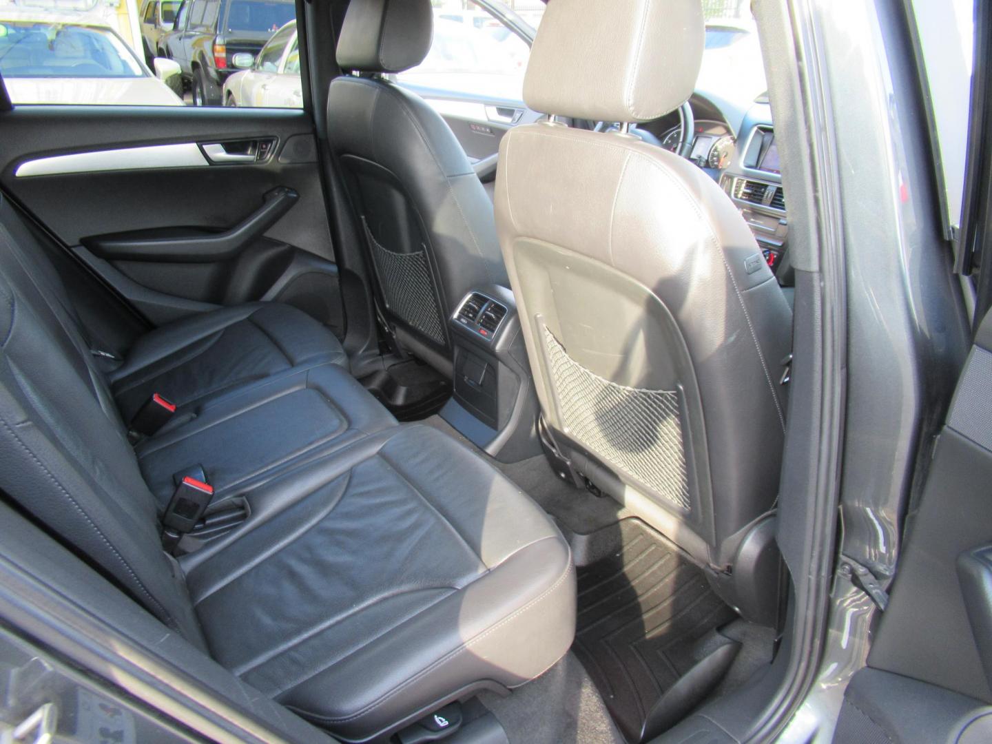 2012 Gray /Black Audi Q5 3.2 quattro Premium (WA1DKAFP8CA) with an 3.2L V6 DOHC 24V engine, 6-Speed Automatic transmission, located at 1511 North Shepherd Dr., Houston, TX, 77008, (281) 657-1221, 29.798361, -95.412560 - 2012 AUDI Q5 3.2 QUATTRO PREMIUM PLUS VIN: WA1DKAFP8CA121387 W A 1 D K A F P 8 C A 1 2 1 3 8 7 4 DOOR WAGON/SPORT UTILITY 3.2L V6 F DOHC 24V GASOLINE ALL WHEEL DRIVE - Photo#11