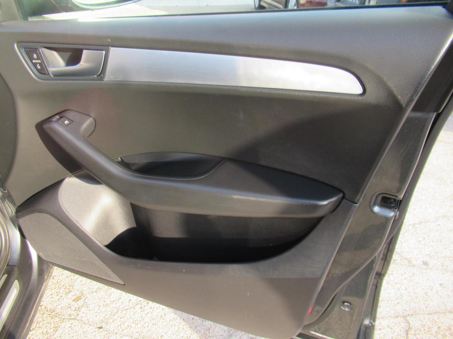 2012 Gray /Black Audi Q5 3.2 quattro Premium (WA1DKAFP8CA) with an 3.2L V6 DOHC 24V engine, 6-Speed Automatic transmission, located at 1511 North Shepherd Dr., Houston, TX, 77008, (281) 657-1221, 29.798361, -95.412560 - 2012 AUDI Q5 3.2 QUATTRO PREMIUM PLUS VIN: WA1DKAFP8CA121387 W A 1 D K A F P 8 C A 1 2 1 3 8 7 4 DOOR WAGON/SPORT UTILITY 3.2L V6 F DOHC 24V GASOLINE ALL WHEEL DRIVE - Photo#14