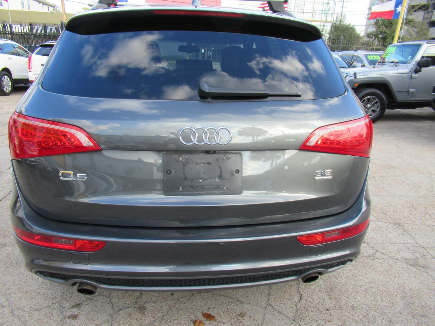 2012 Gray /Black Audi Q5 3.2 quattro Premium (WA1DKAFP8CA) with an 3.2L V6 DOHC 24V engine, 6-Speed Automatic transmission, located at 1511 North Shepherd Dr., Houston, TX, 77008, (281) 657-1221, 29.798361, -95.412560 - 2012 AUDI Q5 3.2 QUATTRO PREMIUM PLUS VIN: WA1DKAFP8CA121387 W A 1 D K A F P 8 C A 1 2 1 3 8 7 4 DOOR WAGON/SPORT UTILITY 3.2L V6 F DOHC 24V GASOLINE ALL WHEEL DRIVE - Photo#17