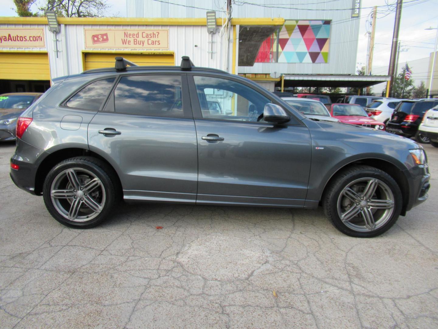 2012 Gray /Black Audi Q5 3.2 quattro Premium (WA1DKAFP8CA) with an 3.2L V6 DOHC 24V engine, 6-Speed Automatic transmission, located at 1511 North Shepherd Dr., Houston, TX, 77008, (281) 657-1221, 29.798361, -95.412560 - 2012 AUDI Q5 3.2 QUATTRO PREMIUM PLUS VIN: WA1DKAFP8CA121387 W A 1 D K A F P 8 C A 1 2 1 3 8 7 4 DOOR WAGON/SPORT UTILITY 3.2L V6 F DOHC 24V GASOLINE ALL WHEEL DRIVE - Photo#19