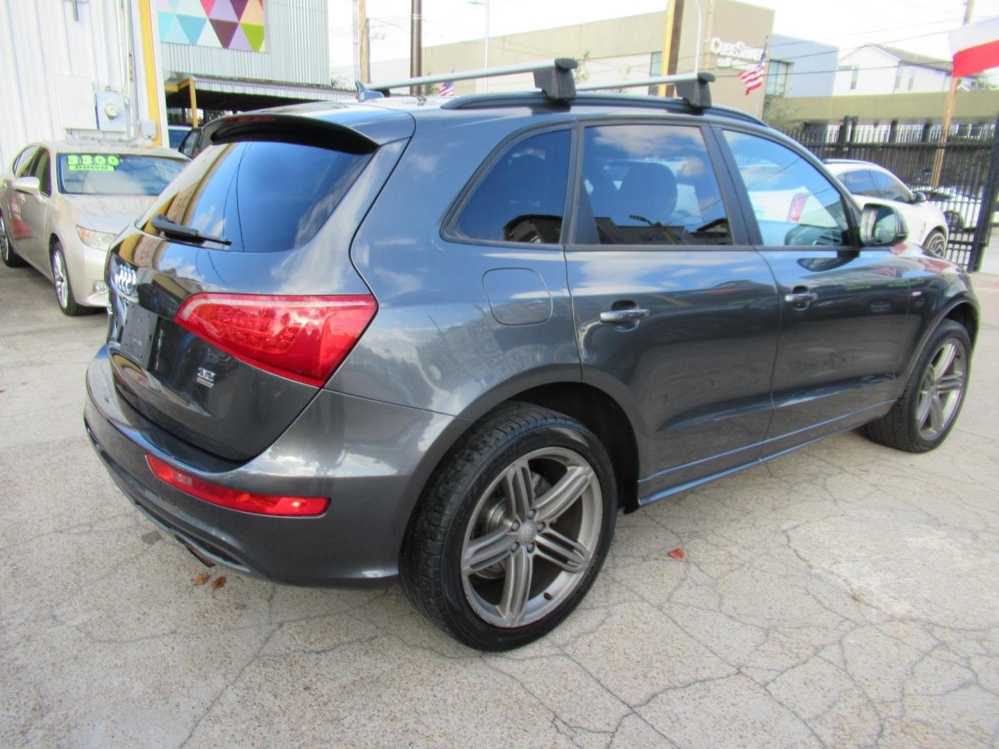 2012 Gray /Black Audi Q5 3.2 quattro Premium (WA1DKAFP8CA) with an 3.2L V6 DOHC 24V engine, 6-Speed Automatic transmission, located at 1511 North Shepherd Dr., Houston, TX, 77008, (281) 657-1221, 29.798361, -95.412560 - 2012 AUDI Q5 3.2 QUATTRO PREMIUM PLUS VIN: WA1DKAFP8CA121387 W A 1 D K A F P 8 C A 1 2 1 3 8 7 4 DOOR WAGON/SPORT UTILITY 3.2L V6 F DOHC 24V GASOLINE ALL WHEEL DRIVE - Photo#20