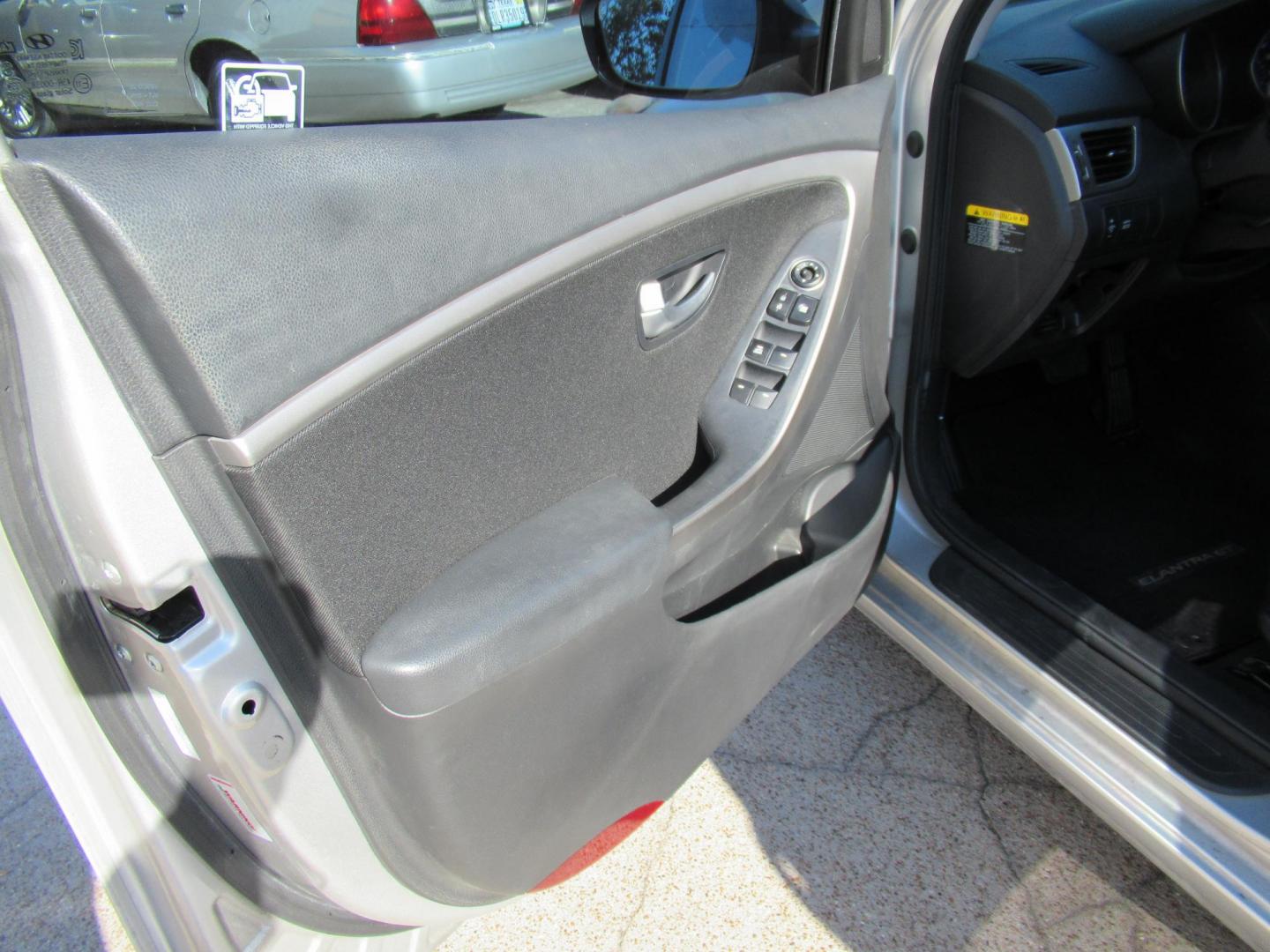 2013 Silver /Black Hyundai Elantra GT A/T (KMHD35LE8DU) with an 1.8L L4 16V DOHC engine, 6-Speed Automatic transmission, located at 1511 North Shepherd Dr., Houston, TX, 77008, (281) 657-1221, 29.798361, -95.412560 - 2013 HYUNDAI ELANTRA GT VIN: KMHD35LE8DU131541 K M H D 3 5 L E 8 D U 1 3 1 5 4 1 HATCHBACK 4 DR 1.8L I4 F DOHC 16V GASOLINE FRONT WHEEL DRIVE - Photo#6