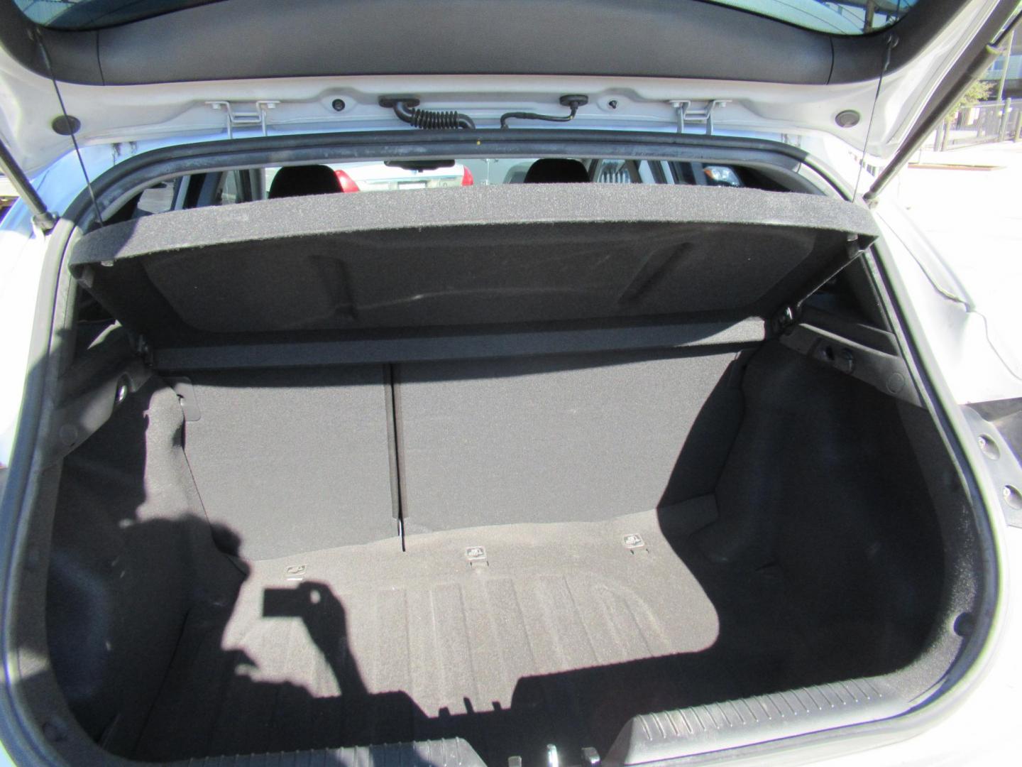 2013 Silver /Black Hyundai Elantra GT A/T (KMHD35LE8DU) with an 1.8L L4 16V DOHC engine, 6-Speed Automatic transmission, located at 1511 North Shepherd Dr., Houston, TX, 77008, (281) 657-1221, 29.798361, -95.412560 - 2013 HYUNDAI ELANTRA GT VIN: KMHD35LE8DU131541 K M H D 3 5 L E 8 D U 1 3 1 5 4 1 HATCHBACK 4 DR 1.8L I4 F DOHC 16V GASOLINE FRONT WHEEL DRIVE - Photo#10