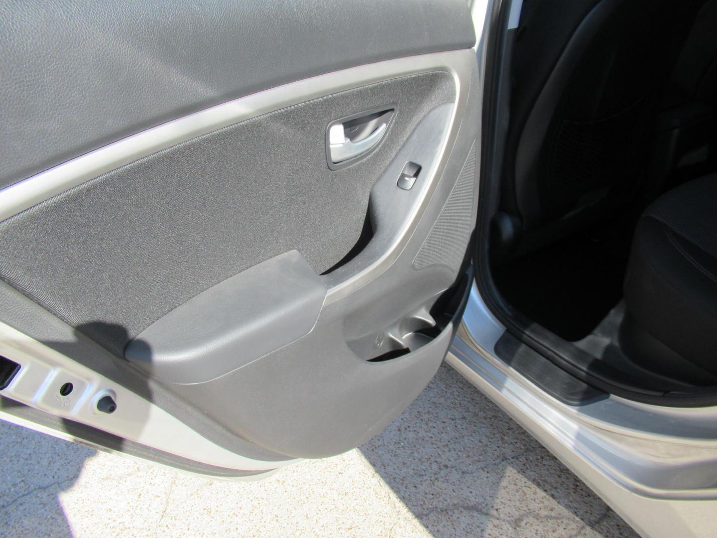 2013 Silver /Black Hyundai Elantra GT A/T (KMHD35LE8DU) with an 1.8L L4 16V DOHC engine, 6-Speed Automatic transmission, located at 1511 North Shepherd Dr., Houston, TX, 77008, (281) 657-1221, 29.798361, -95.412560 - 2013 HYUNDAI ELANTRA GT VIN: KMHD35LE8DU131541 K M H D 3 5 L E 8 D U 1 3 1 5 4 1 HATCHBACK 4 DR 1.8L I4 F DOHC 16V GASOLINE FRONT WHEEL DRIVE - Photo#9