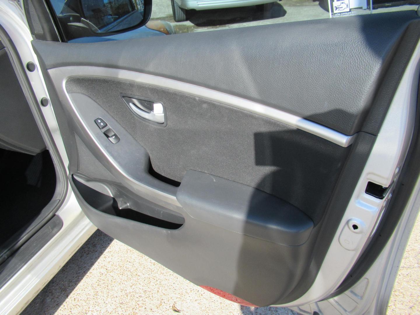 2013 Silver /Black Hyundai Elantra GT A/T (KMHD35LE8DU) with an 1.8L L4 16V DOHC engine, 6-Speed Automatic transmission, located at 1511 North Shepherd Dr., Houston, TX, 77008, (281) 657-1221, 29.798361, -95.412560 - 2013 HYUNDAI ELANTRA GT VIN: KMHD35LE8DU131541 K M H D 3 5 L E 8 D U 1 3 1 5 4 1 HATCHBACK 4 DR 1.8L I4 F DOHC 16V GASOLINE FRONT WHEEL DRIVE - Photo#15