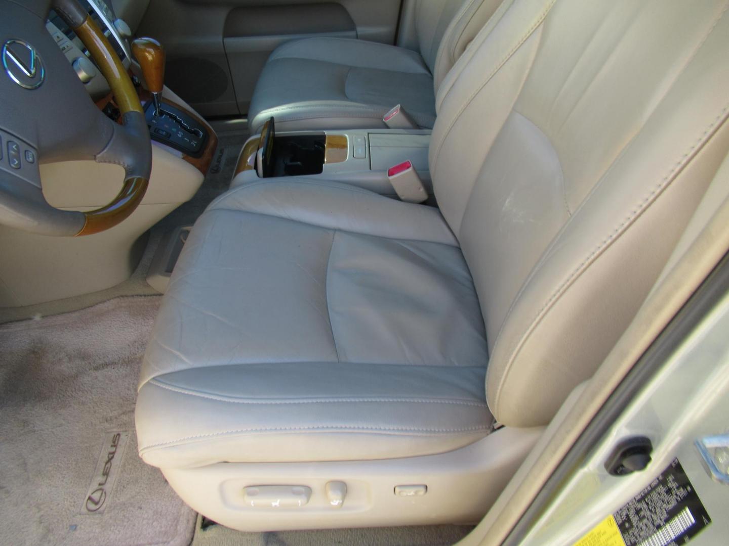 2009 Gold /Tan Lexus RX 350 FWD (2T2GK31U79C) with an 3.5L V6 DOHC 24V engine, 5-Speed Automatic Overdrive transmission, located at 1511 North Shepherd Dr., Houston, TX, 77008, (281) 657-1221, 29.798361, -95.412560 - 2009 LEXUS RX 350 VIN: 2T2GK31U79C066748 2 T 2 G K 3 1 U 7 9 C 0 6 6 7 4 8 4 DOOR WAGON/SPORT UTILITY 3.5L V6 F DOHC 24V GASOLINE FRONT WHEEL DRIVE - Photo#3