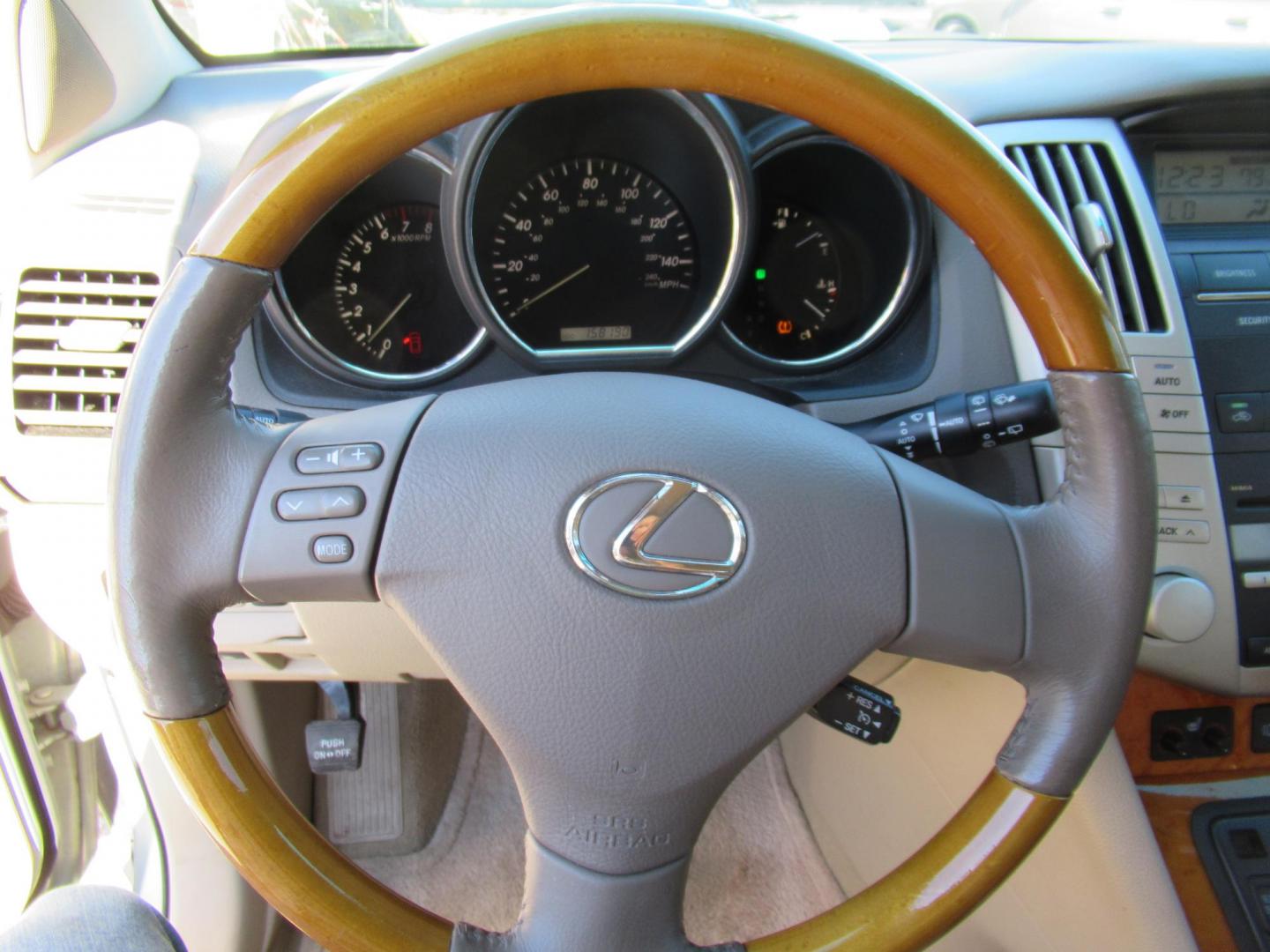 2009 Gold /Tan Lexus RX 350 FWD (2T2GK31U79C) with an 3.5L V6 DOHC 24V engine, 5-Speed Automatic Overdrive transmission, located at 1511 North Shepherd Dr., Houston, TX, 77008, (281) 657-1221, 29.798361, -95.412560 - 2009 LEXUS RX 350 VIN: 2T2GK31U79C066748 2 T 2 G K 3 1 U 7 9 C 0 6 6 7 4 8 4 DOOR WAGON/SPORT UTILITY 3.5L V6 F DOHC 24V GASOLINE FRONT WHEEL DRIVE - Photo#4