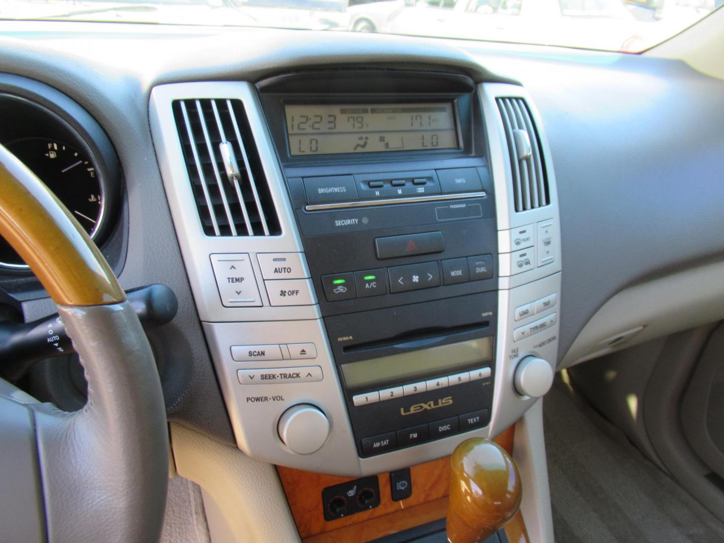 2009 Gold /Tan Lexus RX 350 FWD (2T2GK31U79C) with an 3.5L V6 DOHC 24V engine, 5-Speed Automatic Overdrive transmission, located at 1511 North Shepherd Dr., Houston, TX, 77008, (281) 657-1221, 29.798361, -95.412560 - 2009 LEXUS RX 350 VIN: 2T2GK31U79C066748 2 T 2 G K 3 1 U 7 9 C 0 6 6 7 4 8 4 DOOR WAGON/SPORT UTILITY 3.5L V6 F DOHC 24V GASOLINE FRONT WHEEL DRIVE - Photo#5