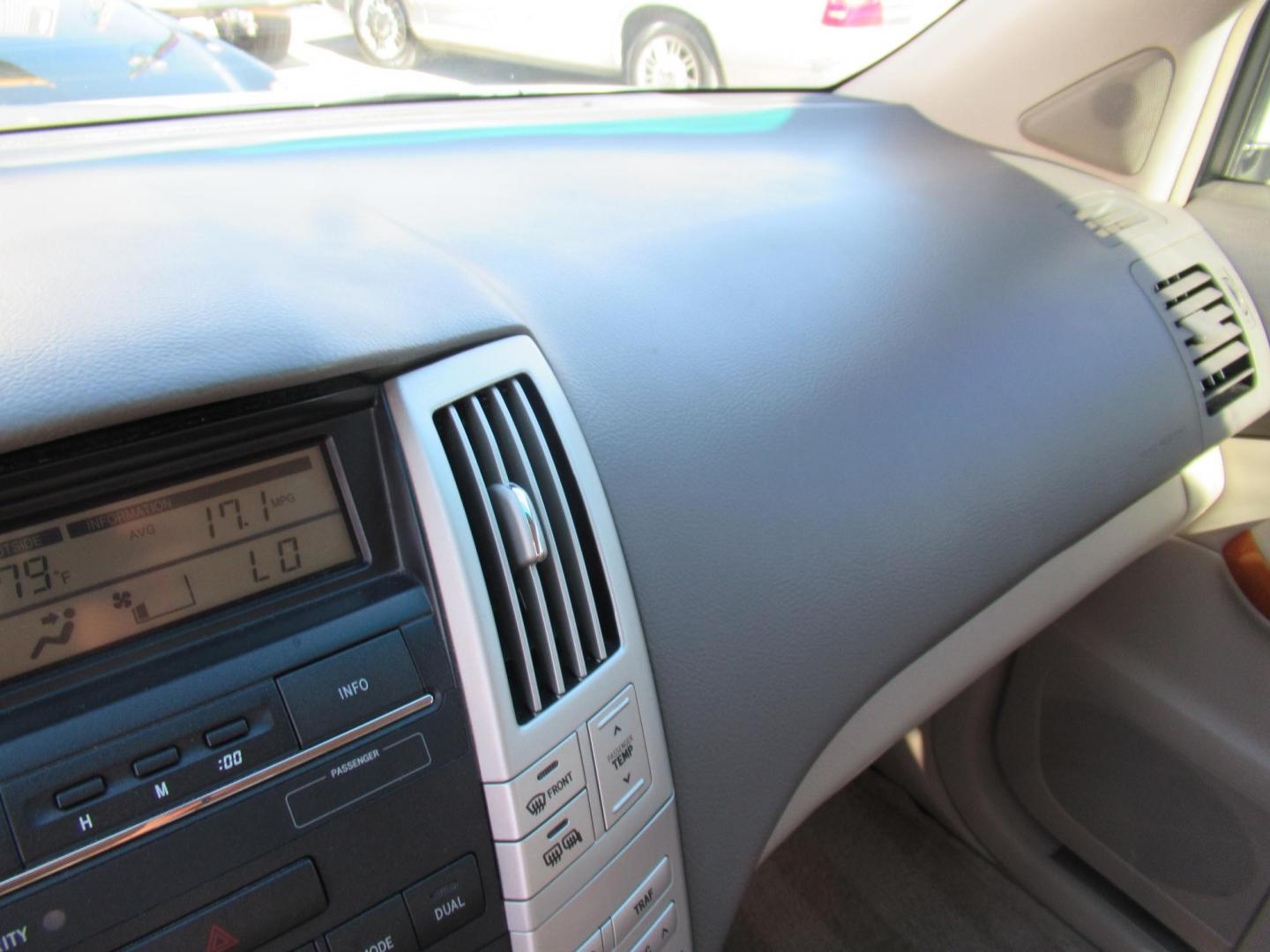 2009 Gold /Tan Lexus RX 350 FWD (2T2GK31U79C) with an 3.5L V6 DOHC 24V engine, 5-Speed Automatic Overdrive transmission, located at 1511 North Shepherd Dr., Houston, TX, 77008, (281) 657-1221, 29.798361, -95.412560 - 2009 LEXUS RX 350 VIN: 2T2GK31U79C066748 2 T 2 G K 3 1 U 7 9 C 0 6 6 7 4 8 4 DOOR WAGON/SPORT UTILITY 3.5L V6 F DOHC 24V GASOLINE FRONT WHEEL DRIVE - Photo#6