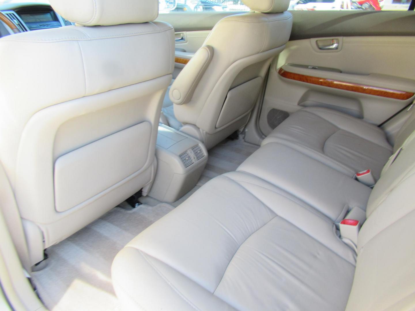 2009 Gold /Tan Lexus RX 350 FWD (2T2GK31U79C) with an 3.5L V6 DOHC 24V engine, 5-Speed Automatic Overdrive transmission, located at 1511 North Shepherd Dr., Houston, TX, 77008, (281) 657-1221, 29.798361, -95.412560 - 2009 LEXUS RX 350 VIN: 2T2GK31U79C066748 2 T 2 G K 3 1 U 7 9 C 0 6 6 7 4 8 4 DOOR WAGON/SPORT UTILITY 3.5L V6 F DOHC 24V GASOLINE FRONT WHEEL DRIVE - Photo#11