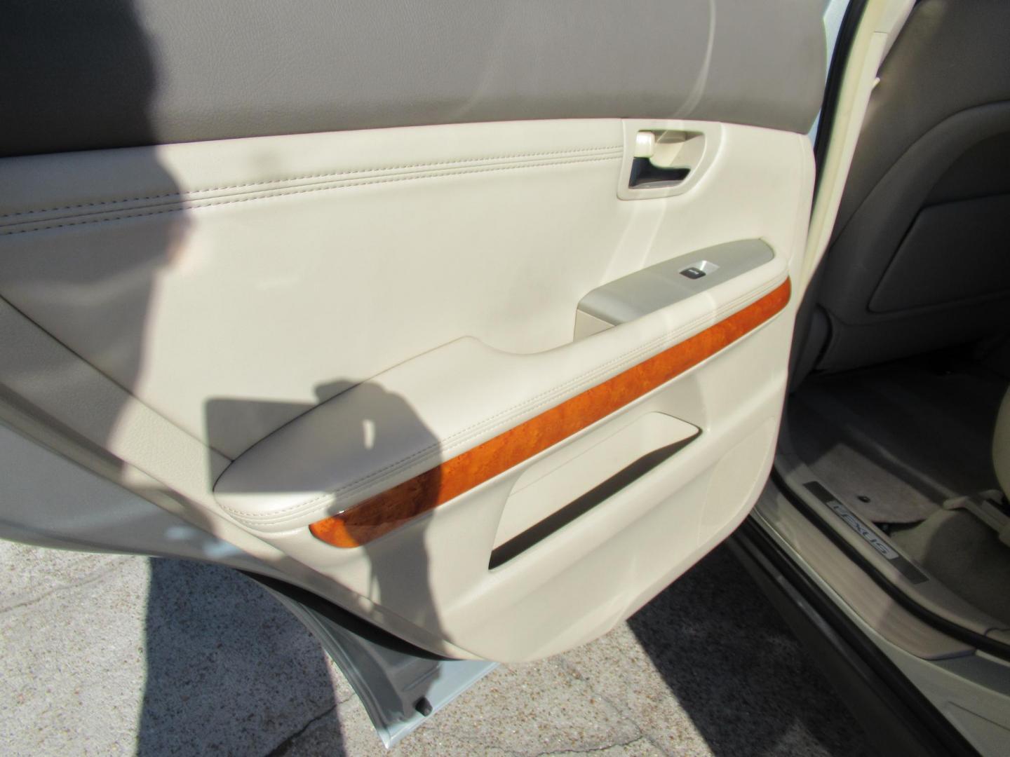 2009 Gold /Tan Lexus RX 350 FWD (2T2GK31U79C) with an 3.5L V6 DOHC 24V engine, 5-Speed Automatic Overdrive transmission, located at 1511 North Shepherd Dr., Houston, TX, 77008, (281) 657-1221, 29.798361, -95.412560 - 2009 LEXUS RX 350 VIN: 2T2GK31U79C066748 2 T 2 G K 3 1 U 7 9 C 0 6 6 7 4 8 4 DOOR WAGON/SPORT UTILITY 3.5L V6 F DOHC 24V GASOLINE FRONT WHEEL DRIVE - Photo#12