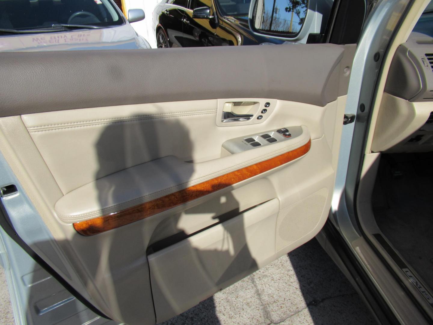 2009 Gold /Tan Lexus RX 350 FWD (2T2GK31U79C) with an 3.5L V6 DOHC 24V engine, 5-Speed Automatic Overdrive transmission, located at 1511 North Shepherd Dr., Houston, TX, 77008, (281) 657-1221, 29.798361, -95.412560 - 2009 LEXUS RX 350 VIN: 2T2GK31U79C066748 2 T 2 G K 3 1 U 7 9 C 0 6 6 7 4 8 4 DOOR WAGON/SPORT UTILITY 3.5L V6 F DOHC 24V GASOLINE FRONT WHEEL DRIVE - Photo#13