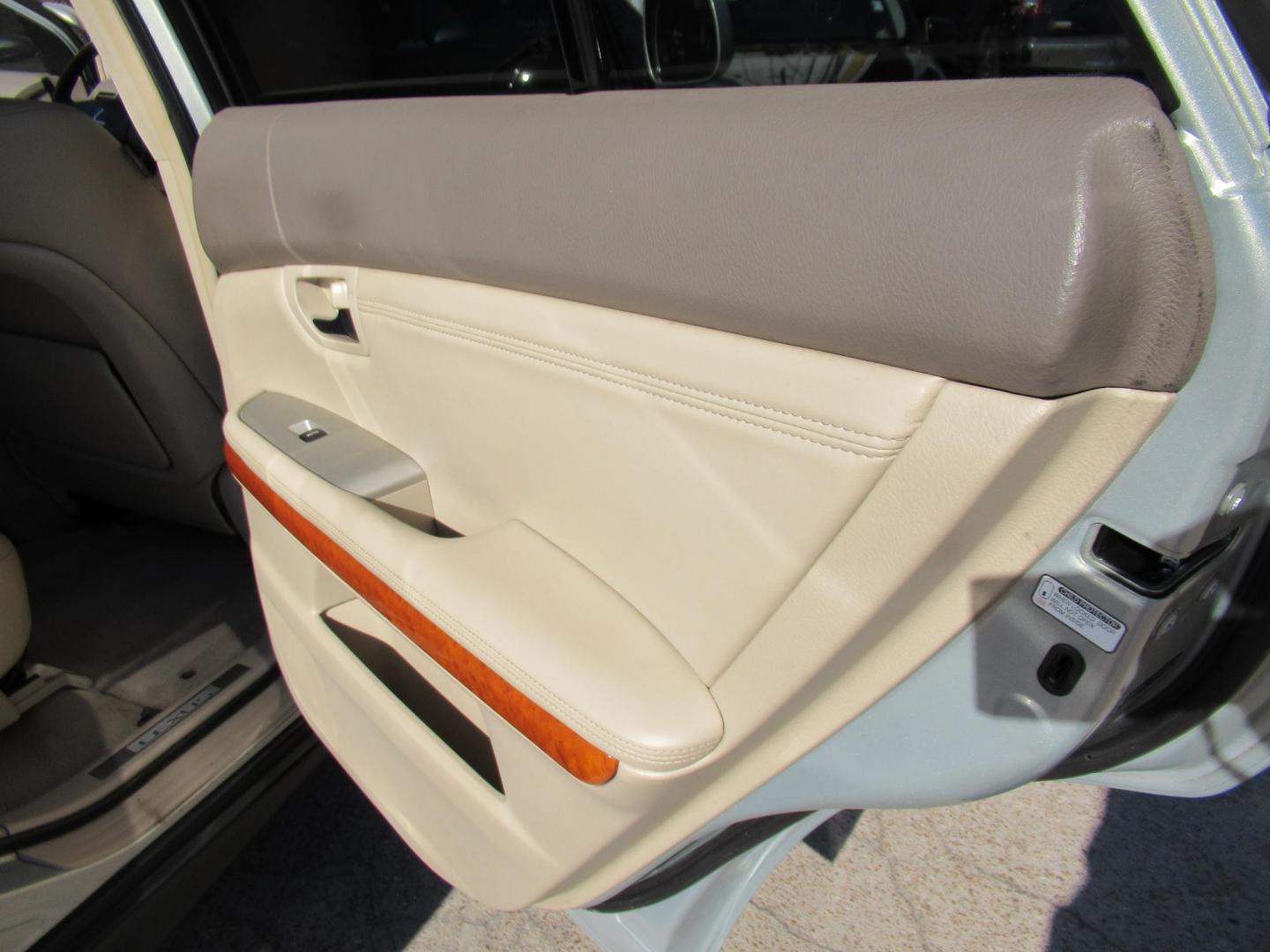 2009 Gold /Tan Lexus RX 350 FWD (2T2GK31U79C) with an 3.5L V6 DOHC 24V engine, 5-Speed Automatic Overdrive transmission, located at 1511 North Shepherd Dr., Houston, TX, 77008, (281) 657-1221, 29.798361, -95.412560 - 2009 LEXUS RX 350 VIN: 2T2GK31U79C066748 2 T 2 G K 3 1 U 7 9 C 0 6 6 7 4 8 4 DOOR WAGON/SPORT UTILITY 3.5L V6 F DOHC 24V GASOLINE FRONT WHEEL DRIVE - Photo#17