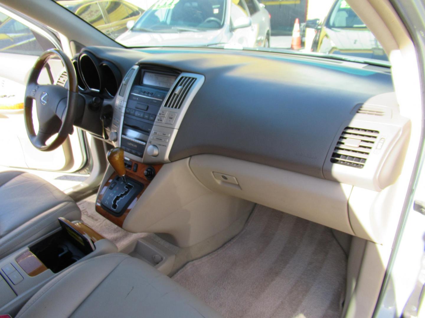 2009 Gold /Tan Lexus RX 350 FWD (2T2GK31U79C) with an 3.5L V6 DOHC 24V engine, 5-Speed Automatic Overdrive transmission, located at 1511 North Shepherd Dr., Houston, TX, 77008, (281) 657-1221, 29.798361, -95.412560 - 2009 LEXUS RX 350 VIN: 2T2GK31U79C066748 2 T 2 G K 3 1 U 7 9 C 0 6 6 7 4 8 4 DOOR WAGON/SPORT UTILITY 3.5L V6 F DOHC 24V GASOLINE FRONT WHEEL DRIVE - Photo#19