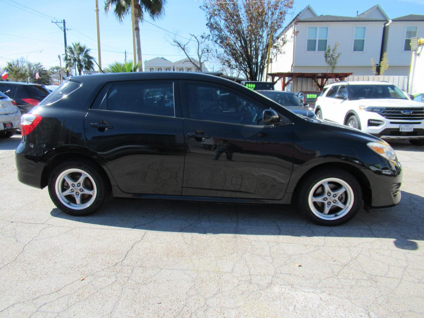 2009 Toyota Matrix Base AT (2T1KU40E99C) with an 1.8L L4 DOHC 16V engine, Automatic Overdrive transmission, located at 1511 North Shepherd Dr., Houston, TX, 77008, (281) 657-1221, 29.798361, -95.412560- Photo#0