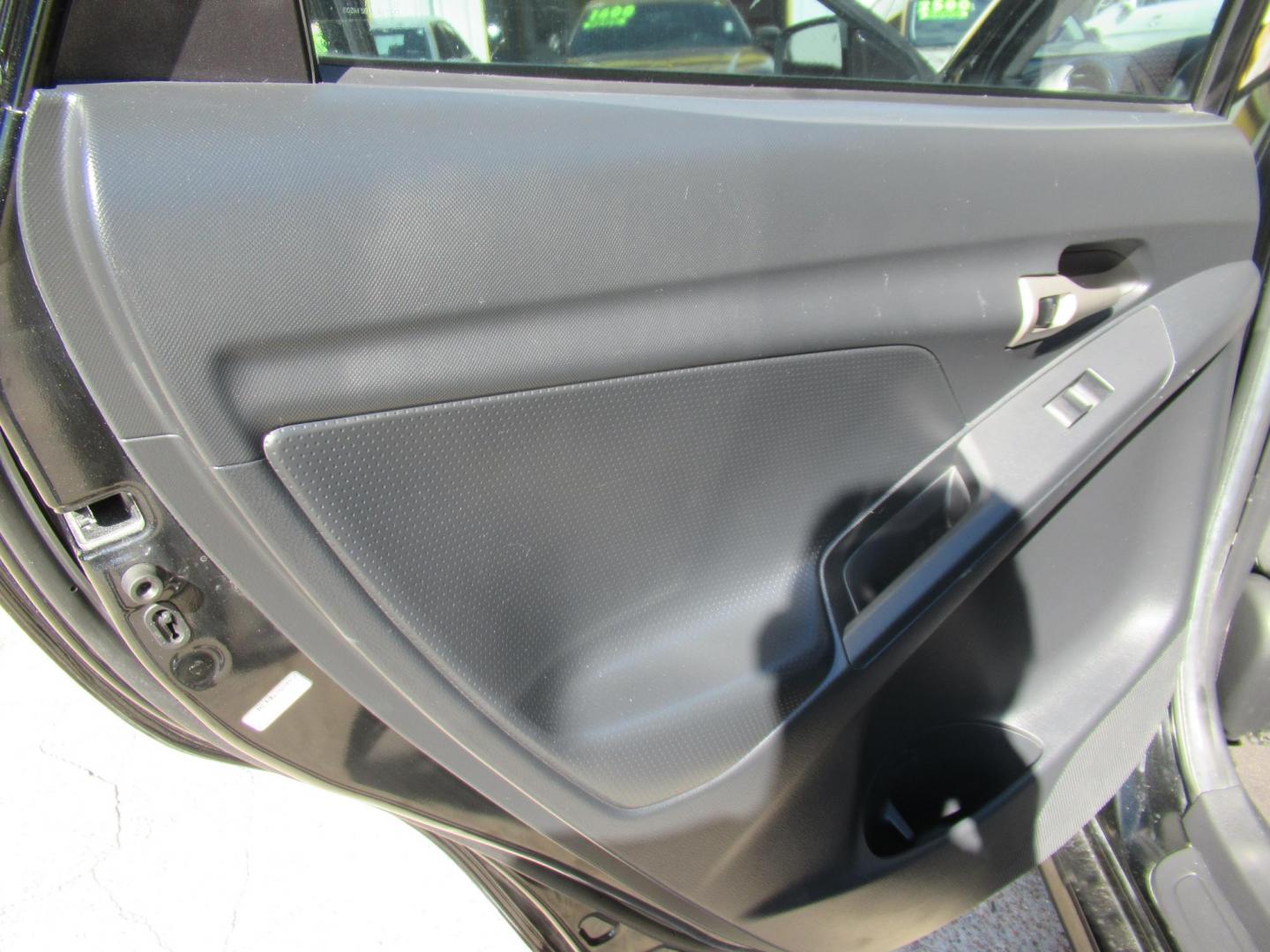 2009 Toyota Matrix Base AT (2T1KU40E99C) with an 1.8L L4 DOHC 16V engine, Automatic Overdrive transmission, located at 1511 North Shepherd Dr., Houston, TX, 77008, (281) 657-1221, 29.798361, -95.412560- Photo#8