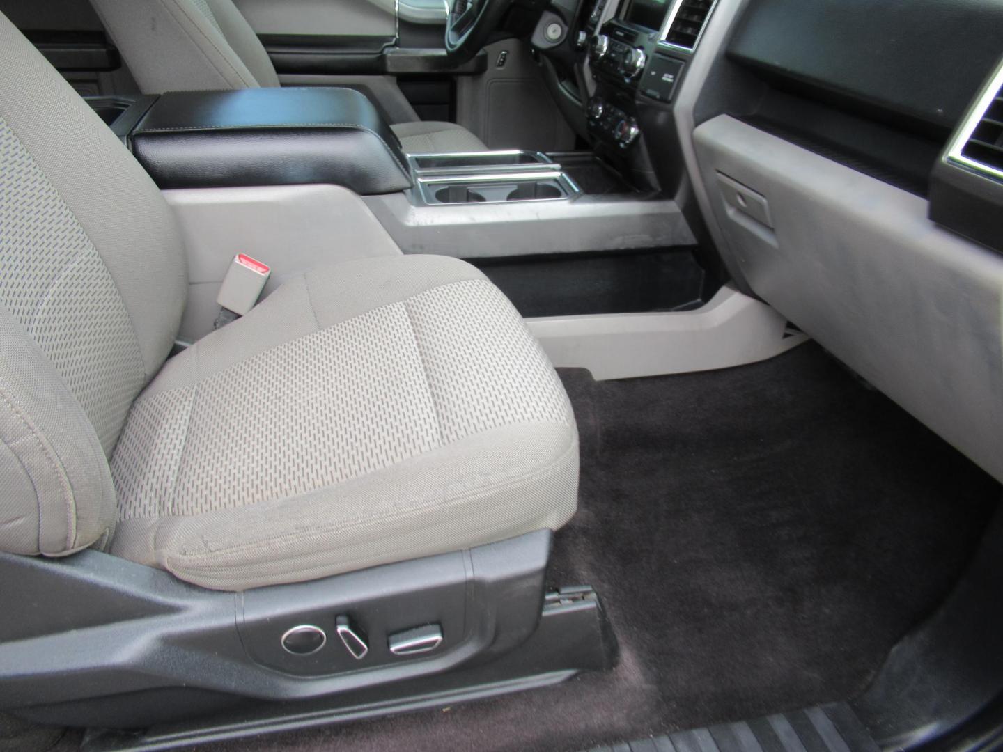 2016 Blue /Gray Ford F-150 Lariat SuperCab 6.5-ft. 4WD (1FTFX1EG8GK) with an 3.5L V6 DOHC 24V engine, 6A transmission, located at 1511 North Shepherd Dr., Houston, TX, 77008, (281) 657-1221, 29.798361, -95.412560 - 2016 FORD F-150 XLT VIN: 1FTFX1EG8GKE23392 1 F T F X 1 E G 8 G K E 2 3 3 9 2 4 DOOR EXTENDED CAB PICKUP 3.5L V6 F DOHC 24V GASOLINE REAR WHEEL DRIVE W/ 4X4 - Photo#10