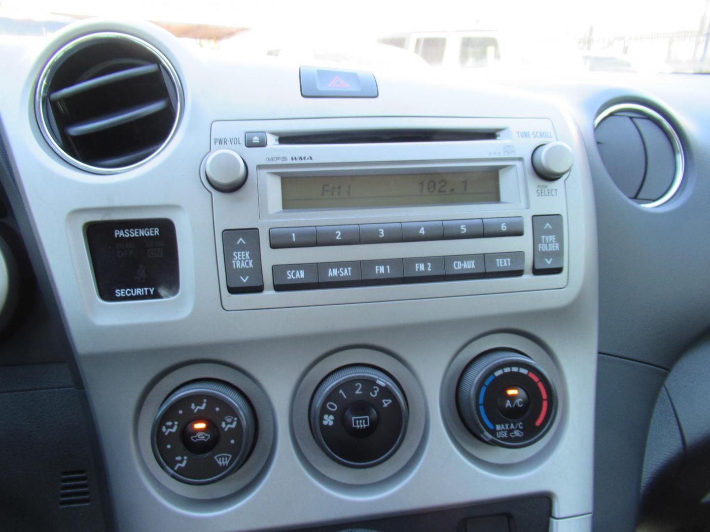 2011 White /Black Toyota Matrix Base MT (2T1KU4EE6BC) with an 1.8L L4 DOHC 16V engine, Automatic transmission, located at 1511 North Shepherd Dr., Houston, TX, 77008, (281) 657-1221, 29.798361, -95.412560 - 2011 TOYOTA MATRIX VIN: 2T1KU4EE6BC725538 2 T 1 K U 4 E E 6 B C 7 2 5 5 3 8 HATCHBACK 4 DR 1.8L I4 F DOHC 16V GASOLINE FRONT WHEEL DRIVE - Photo#2