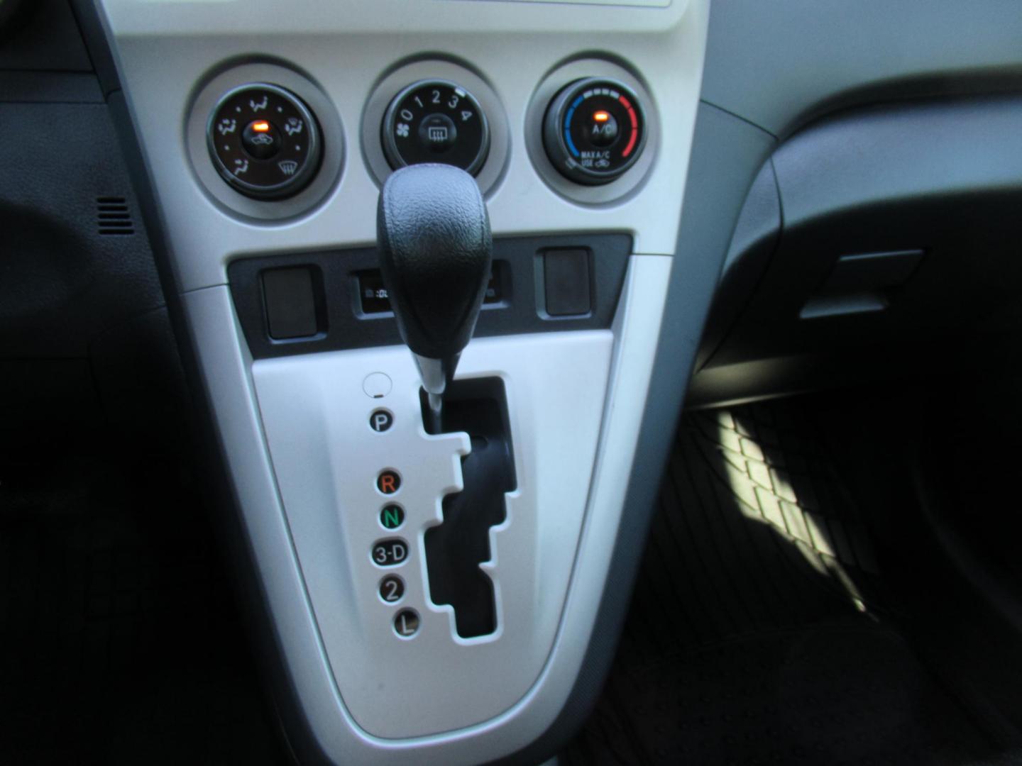 2011 White /Black Toyota Matrix Base MT (2T1KU4EE6BC) with an 1.8L L4 DOHC 16V engine, Automatic transmission, located at 1511 North Shepherd Dr., Houston, TX, 77008, (281) 657-1221, 29.798361, -95.412560 - 2011 TOYOTA MATRIX VIN: 2T1KU4EE6BC725538 2 T 1 K U 4 E E 6 B C 7 2 5 5 3 8 HATCHBACK 4 DR 1.8L I4 F DOHC 16V GASOLINE FRONT WHEEL DRIVE - Photo#3