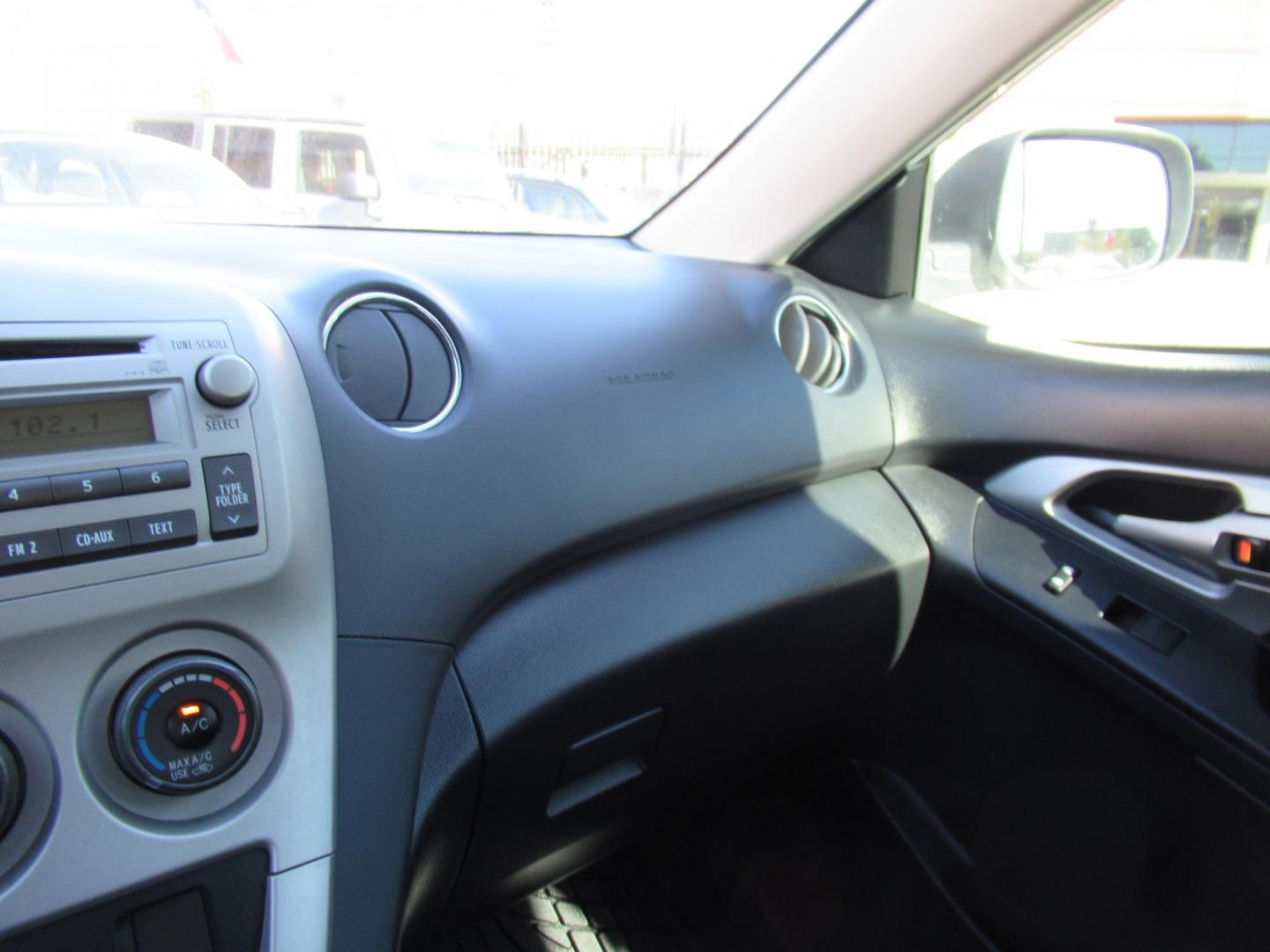 2011 White /Black Toyota Matrix Base MT (2T1KU4EE6BC) with an 1.8L L4 DOHC 16V engine, Automatic transmission, located at 1511 North Shepherd Dr., Houston, TX, 77008, (281) 657-1221, 29.798361, -95.412560 - 2011 TOYOTA MATRIX VIN: 2T1KU4EE6BC725538 2 T 1 K U 4 E E 6 B C 7 2 5 5 3 8 HATCHBACK 4 DR 1.8L I4 F DOHC 16V GASOLINE FRONT WHEEL DRIVE - Photo#4