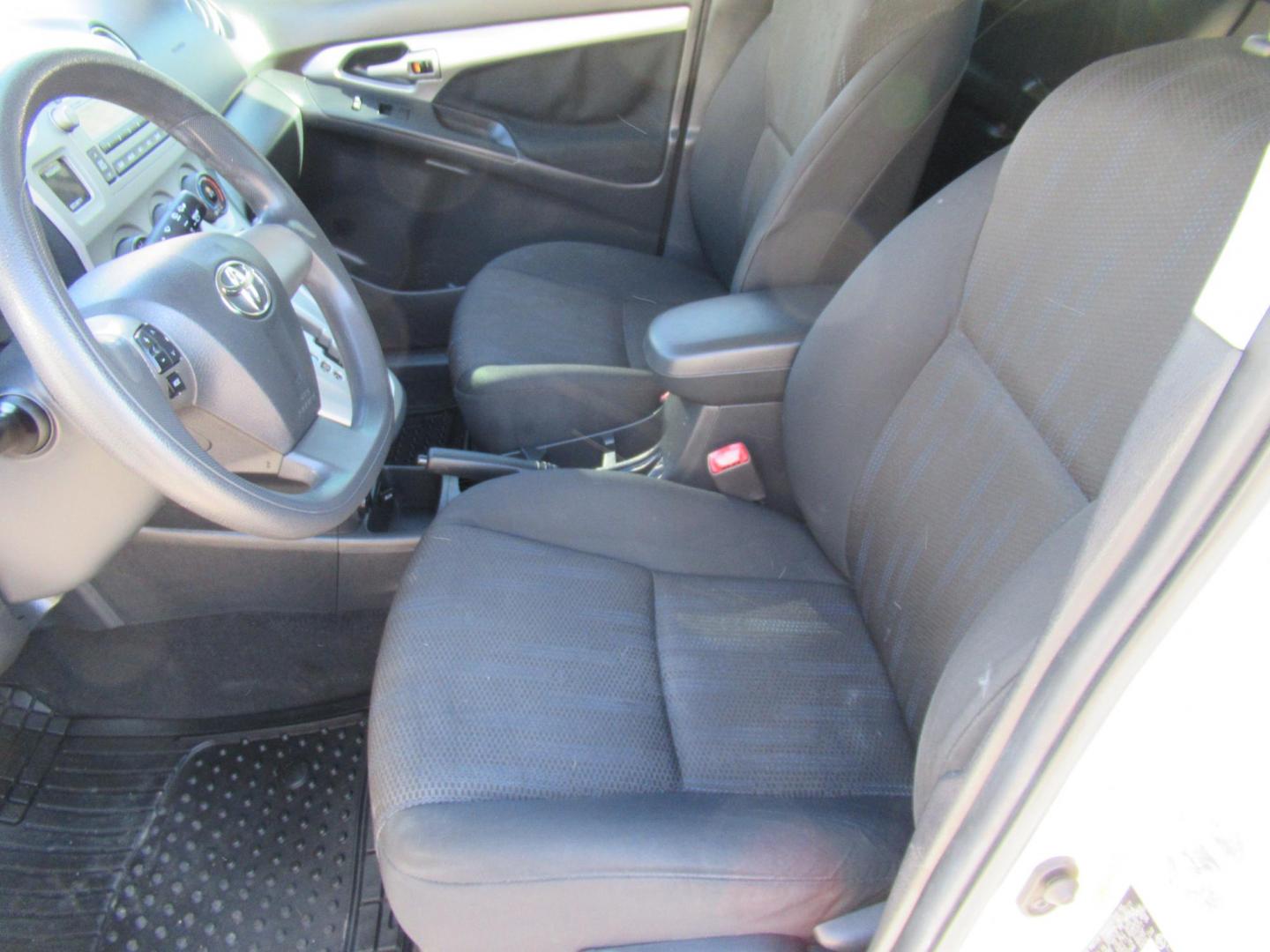 2011 White /Black Toyota Matrix Base MT (2T1KU4EE6BC) with an 1.8L L4 DOHC 16V engine, Automatic transmission, located at 1511 North Shepherd Dr., Houston, TX, 77008, (281) 657-1221, 29.798361, -95.412560 - 2011 TOYOTA MATRIX VIN: 2T1KU4EE6BC725538 2 T 1 K U 4 E E 6 B C 7 2 5 5 3 8 HATCHBACK 4 DR 1.8L I4 F DOHC 16V GASOLINE FRONT WHEEL DRIVE - Photo#5