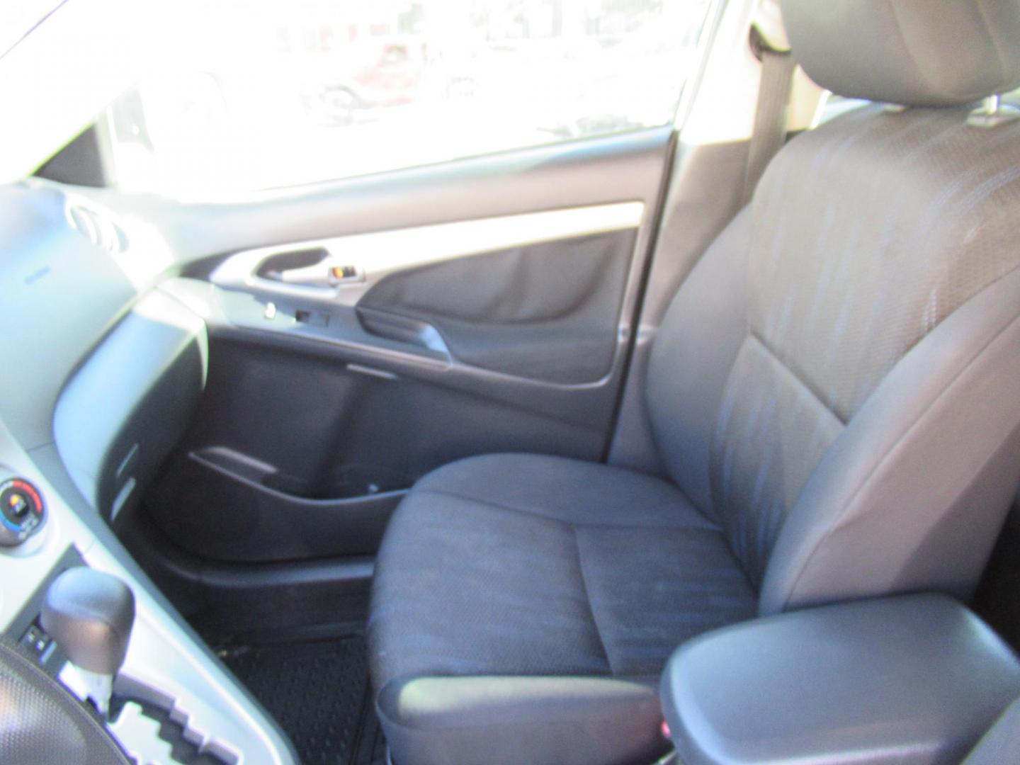 2011 White /Black Toyota Matrix Base MT (2T1KU4EE6BC) with an 1.8L L4 DOHC 16V engine, Automatic transmission, located at 1511 North Shepherd Dr., Houston, TX, 77008, (281) 657-1221, 29.798361, -95.412560 - 2011 TOYOTA MATRIX VIN: 2T1KU4EE6BC725538 2 T 1 K U 4 E E 6 B C 7 2 5 5 3 8 HATCHBACK 4 DR 1.8L I4 F DOHC 16V GASOLINE FRONT WHEEL DRIVE - Photo#6