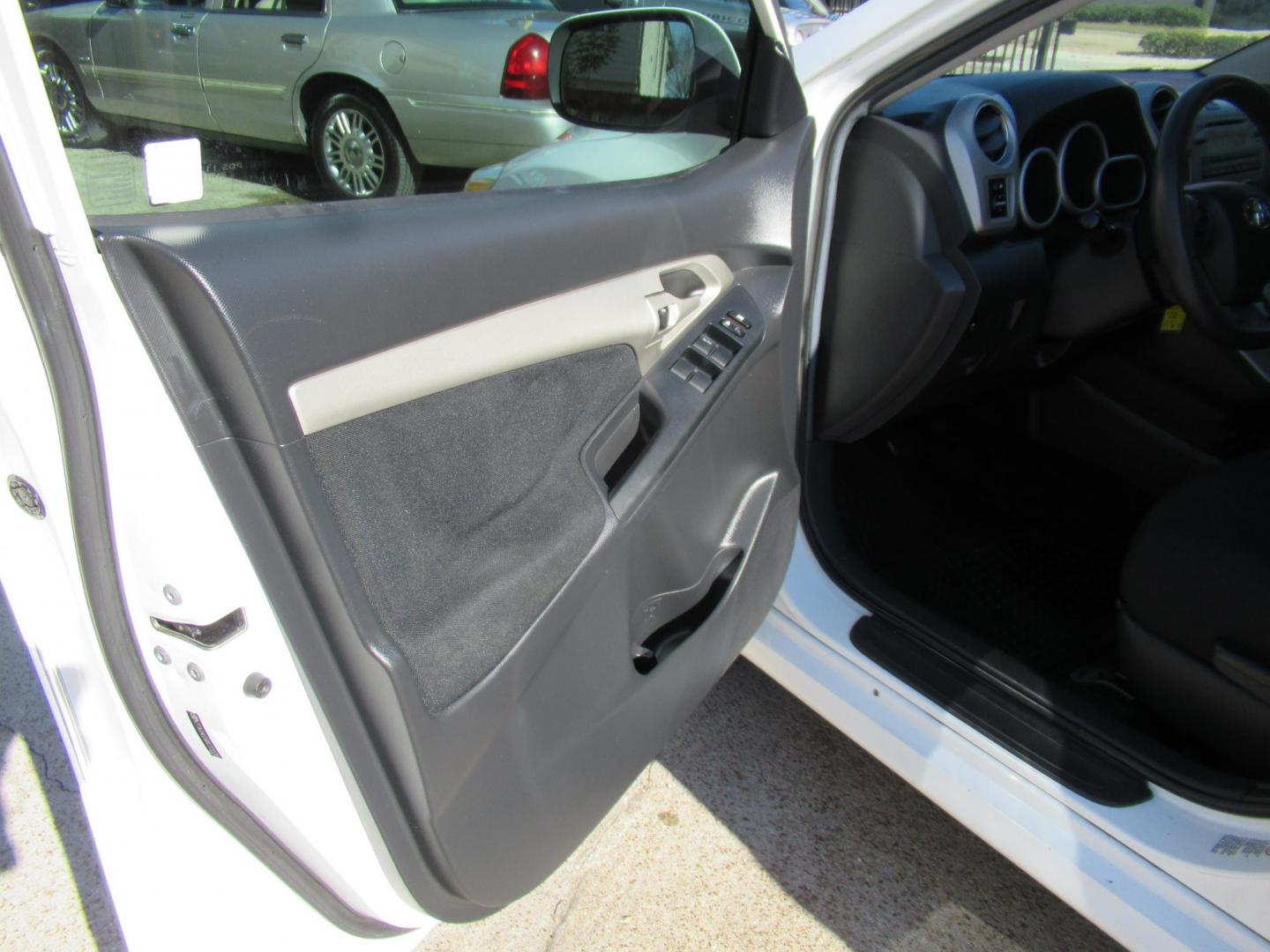 2011 White /Black Toyota Matrix Base MT (2T1KU4EE6BC) with an 1.8L L4 DOHC 16V engine, Automatic transmission, located at 1511 North Shepherd Dr., Houston, TX, 77008, (281) 657-1221, 29.798361, -95.412560 - 2011 TOYOTA MATRIX VIN: 2T1KU4EE6BC725538 2 T 1 K U 4 E E 6 B C 7 2 5 5 3 8 HATCHBACK 4 DR 1.8L I4 F DOHC 16V GASOLINE FRONT WHEEL DRIVE - Photo#7