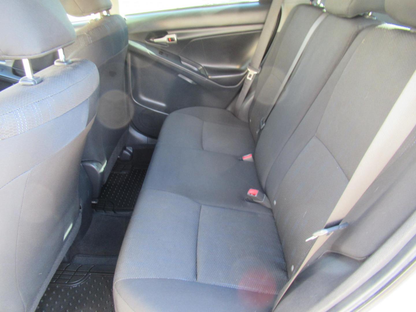 2011 White /Black Toyota Matrix Base MT (2T1KU4EE6BC) with an 1.8L L4 DOHC 16V engine, Automatic transmission, located at 1511 North Shepherd Dr., Houston, TX, 77008, (281) 657-1221, 29.798361, -95.412560 - 2011 TOYOTA MATRIX VIN: 2T1KU4EE6BC725538 2 T 1 K U 4 E E 6 B C 7 2 5 5 3 8 HATCHBACK 4 DR 1.8L I4 F DOHC 16V GASOLINE FRONT WHEEL DRIVE - Photo#8