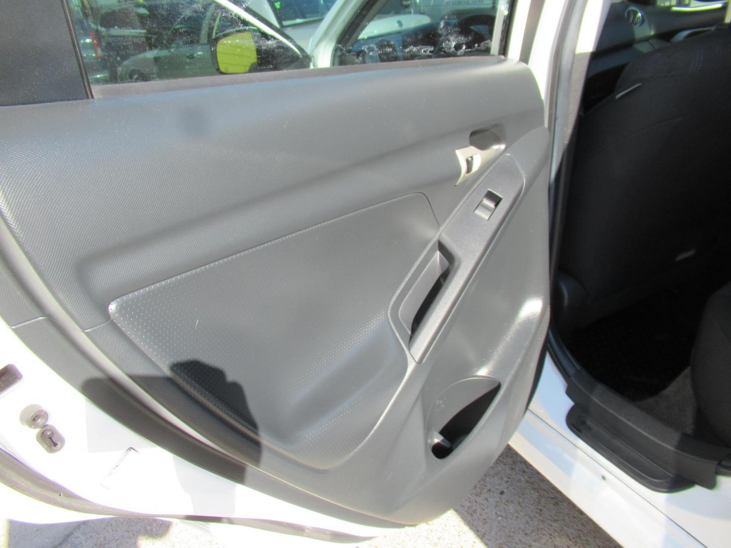 2011 White /Black Toyota Matrix Base MT (2T1KU4EE6BC) with an 1.8L L4 DOHC 16V engine, Automatic transmission, located at 1511 North Shepherd Dr., Houston, TX, 77008, (281) 657-1221, 29.798361, -95.412560 - 2011 TOYOTA MATRIX VIN: 2T1KU4EE6BC725538 2 T 1 K U 4 E E 6 B C 7 2 5 5 3 8 HATCHBACK 4 DR 1.8L I4 F DOHC 16V GASOLINE FRONT WHEEL DRIVE - Photo#9