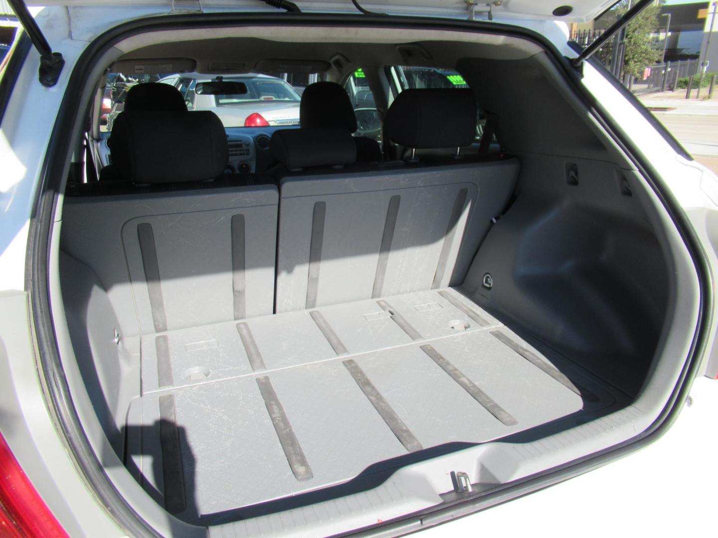 2011 White /Black Toyota Matrix Base MT (2T1KU4EE6BC) with an 1.8L L4 DOHC 16V engine, Automatic transmission, located at 1511 North Shepherd Dr., Houston, TX, 77008, (281) 657-1221, 29.798361, -95.412560 - 2011 TOYOTA MATRIX VIN: 2T1KU4EE6BC725538 2 T 1 K U 4 E E 6 B C 7 2 5 5 3 8 HATCHBACK 4 DR 1.8L I4 F DOHC 16V GASOLINE FRONT WHEEL DRIVE - Photo#10