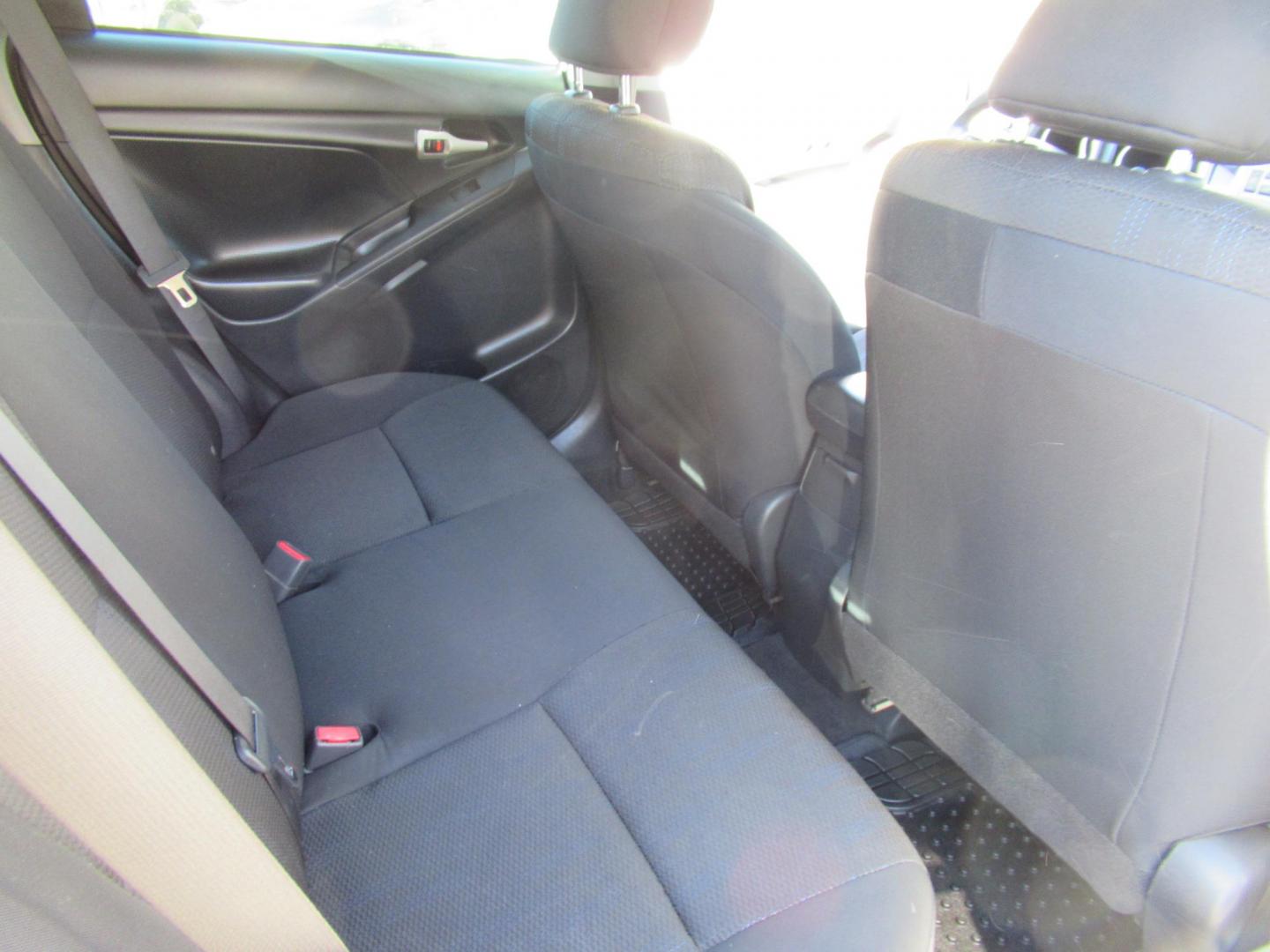 2011 White /Black Toyota Matrix Base MT (2T1KU4EE6BC) with an 1.8L L4 DOHC 16V engine, Automatic transmission, located at 1511 North Shepherd Dr., Houston, TX, 77008, (281) 657-1221, 29.798361, -95.412560 - 2011 TOYOTA MATRIX VIN: 2T1KU4EE6BC725538 2 T 1 K U 4 E E 6 B C 7 2 5 5 3 8 HATCHBACK 4 DR 1.8L I4 F DOHC 16V GASOLINE FRONT WHEEL DRIVE - Photo#11