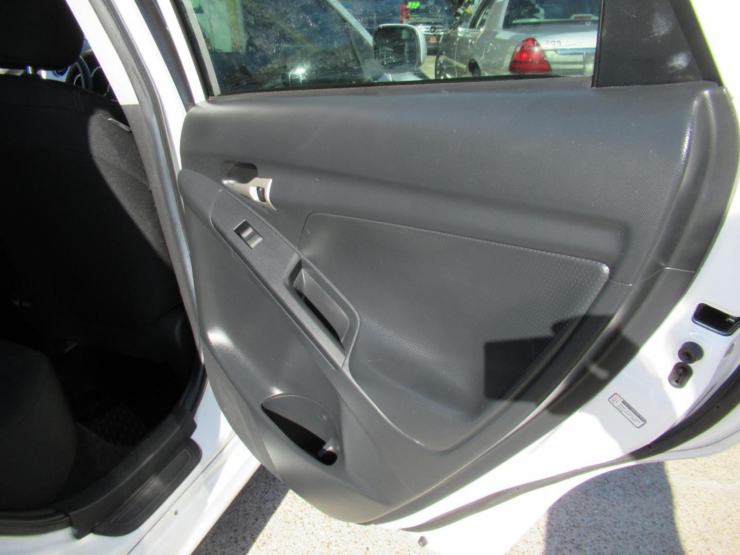 2011 White /Black Toyota Matrix Base MT (2T1KU4EE6BC) with an 1.8L L4 DOHC 16V engine, Automatic transmission, located at 1511 North Shepherd Dr., Houston, TX, 77008, (281) 657-1221, 29.798361, -95.412560 - 2011 TOYOTA MATRIX VIN: 2T1KU4EE6BC725538 2 T 1 K U 4 E E 6 B C 7 2 5 5 3 8 HATCHBACK 4 DR 1.8L I4 F DOHC 16V GASOLINE FRONT WHEEL DRIVE - Photo#12