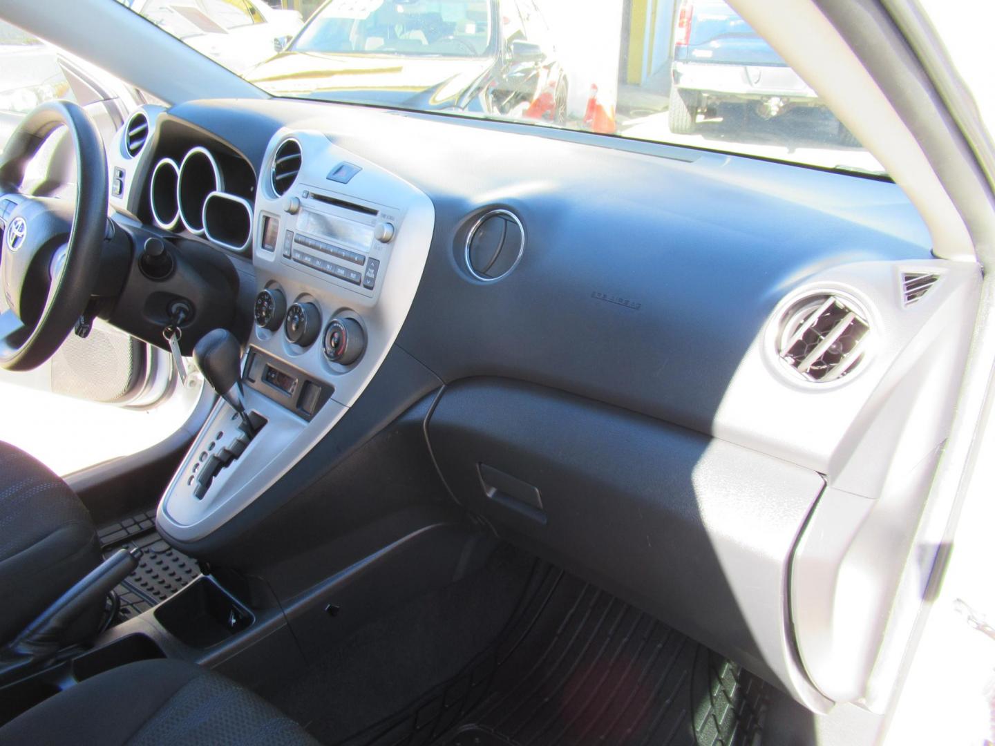 2011 White /Black Toyota Matrix Base MT (2T1KU4EE6BC) with an 1.8L L4 DOHC 16V engine, Automatic transmission, located at 1511 North Shepherd Dr., Houston, TX, 77008, (281) 657-1221, 29.798361, -95.412560 - 2011 TOYOTA MATRIX VIN: 2T1KU4EE6BC725538 2 T 1 K U 4 E E 6 B C 7 2 5 5 3 8 HATCHBACK 4 DR 1.8L I4 F DOHC 16V GASOLINE FRONT WHEEL DRIVE - Photo#13